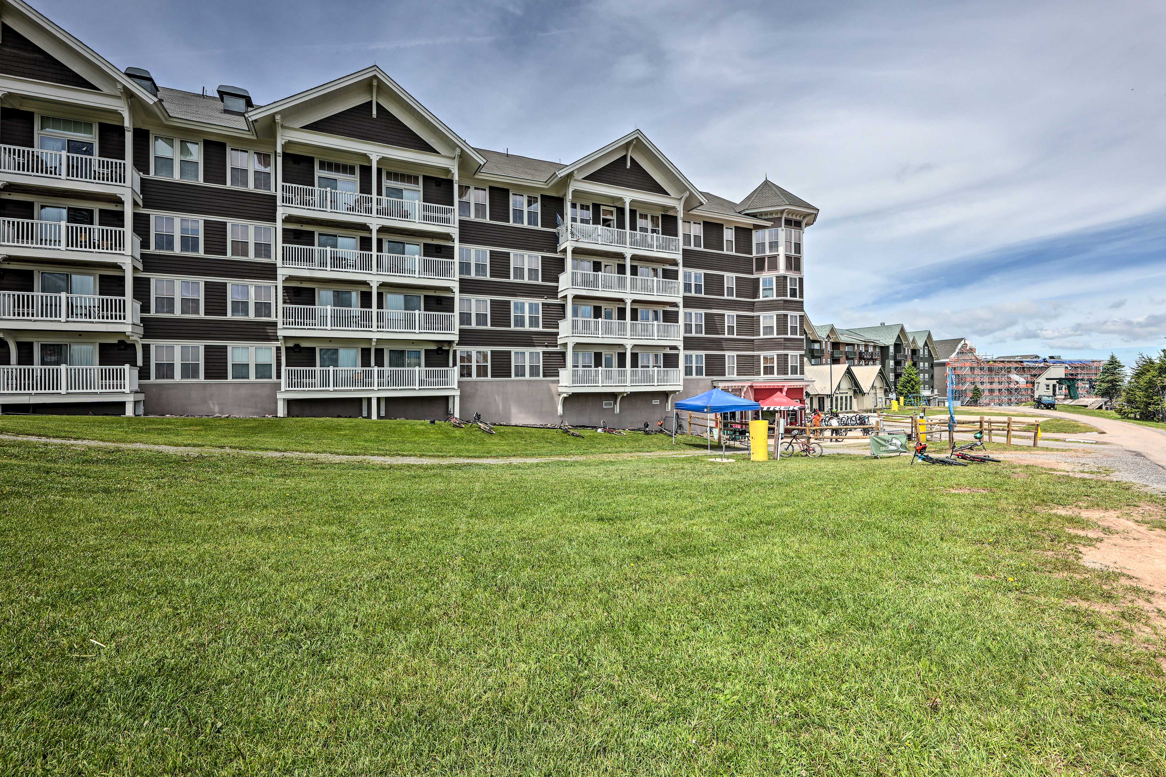 Snowshoe Condo w/ Mtn Views, Walk to Ski Lift