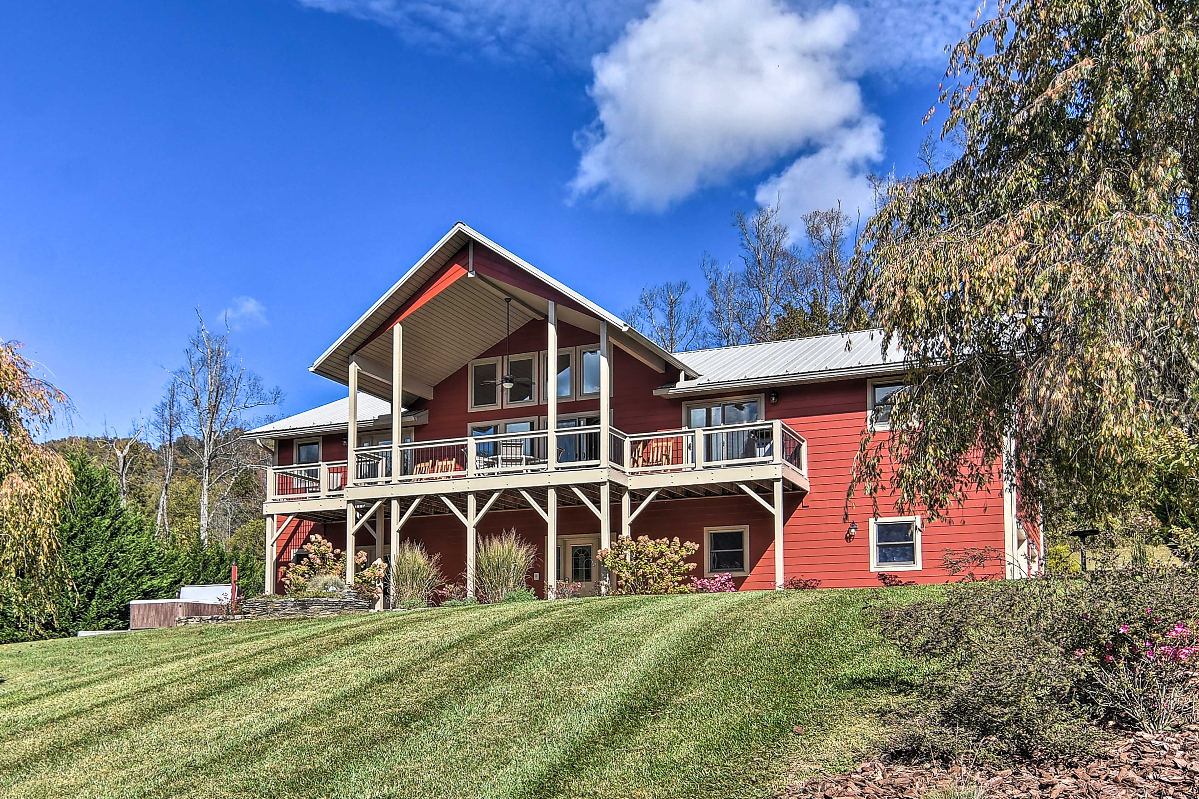 Blue Ridge Cabin on 6 Acres: Hot Tub & Mtn Views!