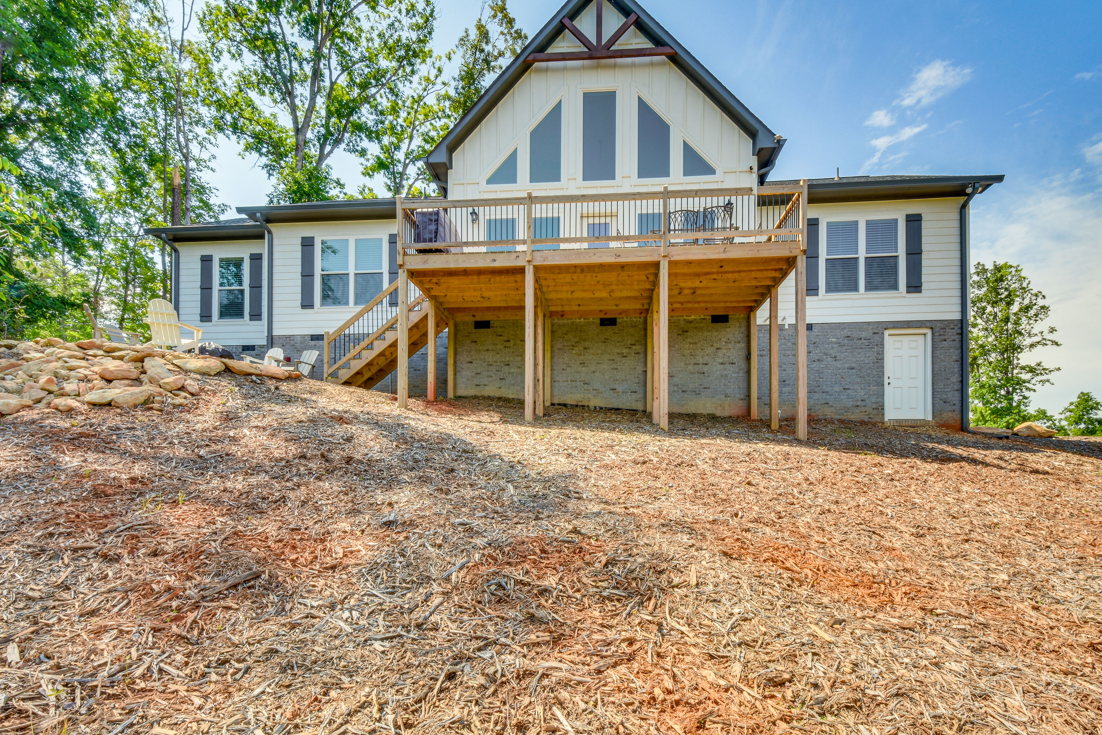 Lake Keowee Getaway: Boat Dock, Deck, Grill!