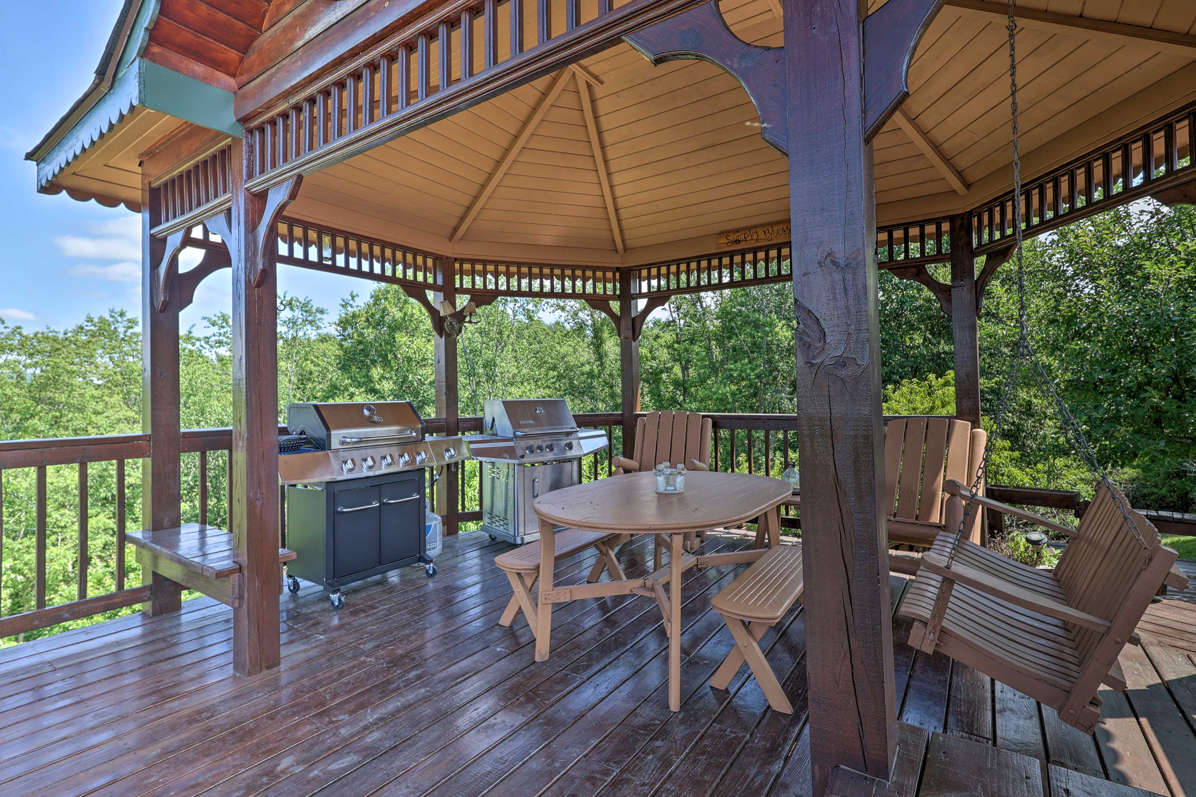 Rustic Piney Creek Cabin: Wraparound Porch + Views