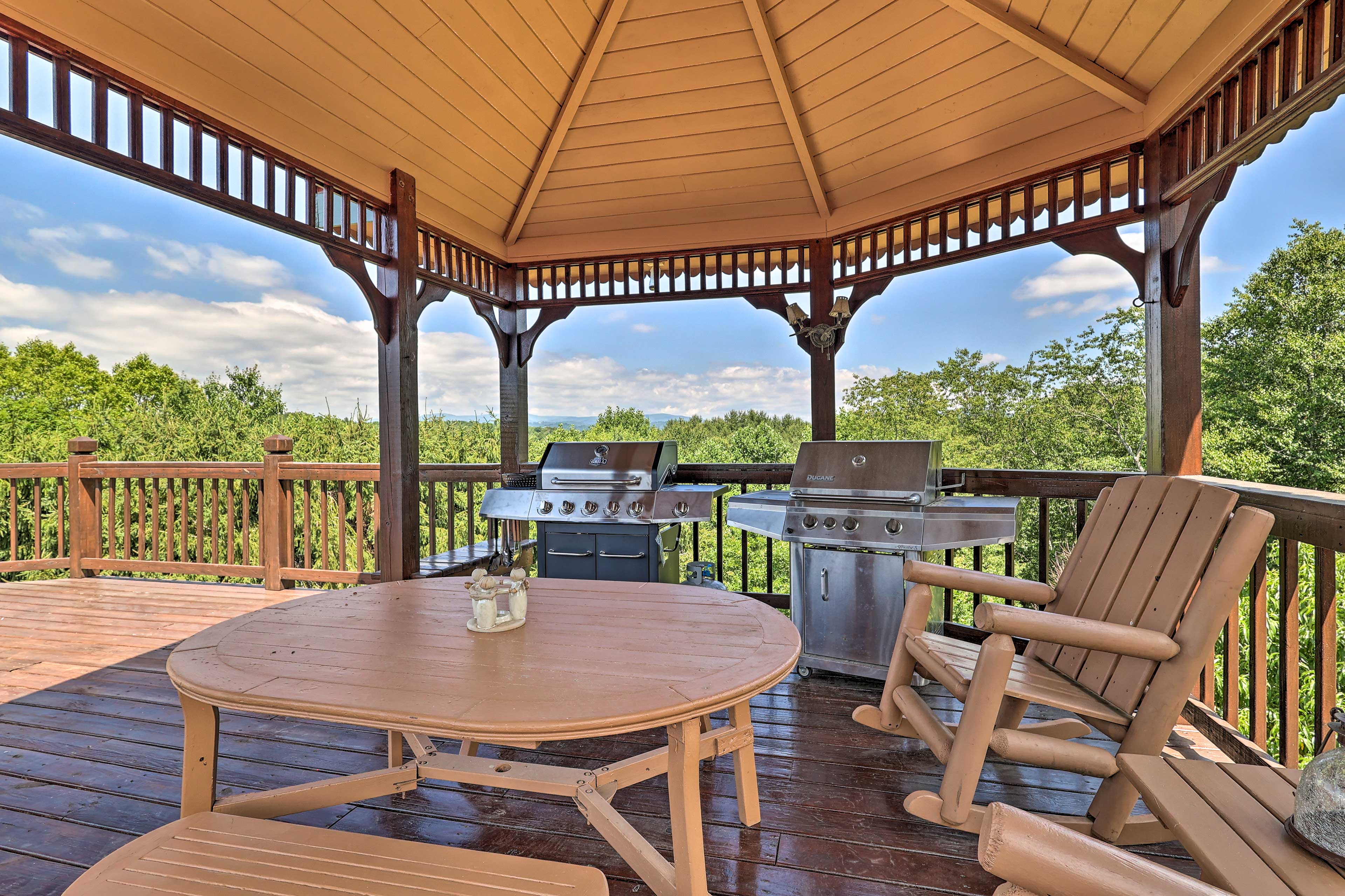 Property Image 2 - Rustic Piney Creek Cabin: Wraparound Porch + Views