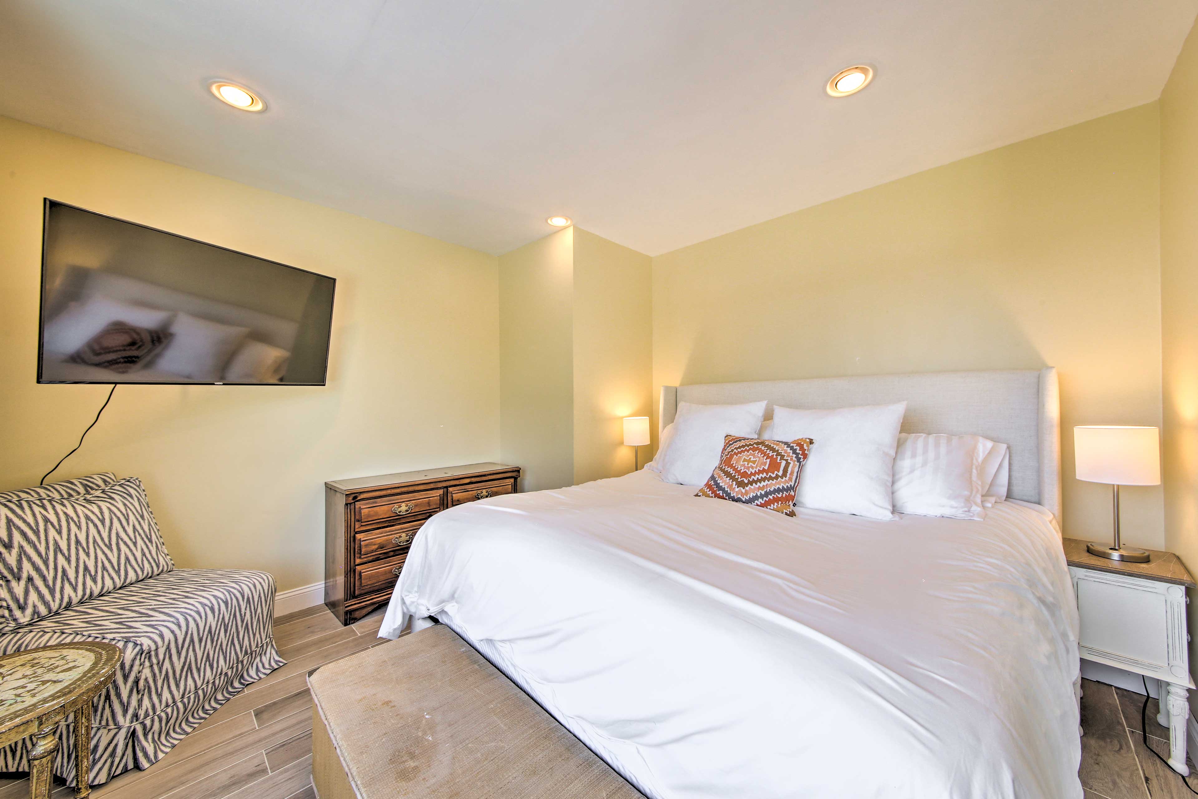 Owls Head Getaway: Private Decks w/ Ocean View!