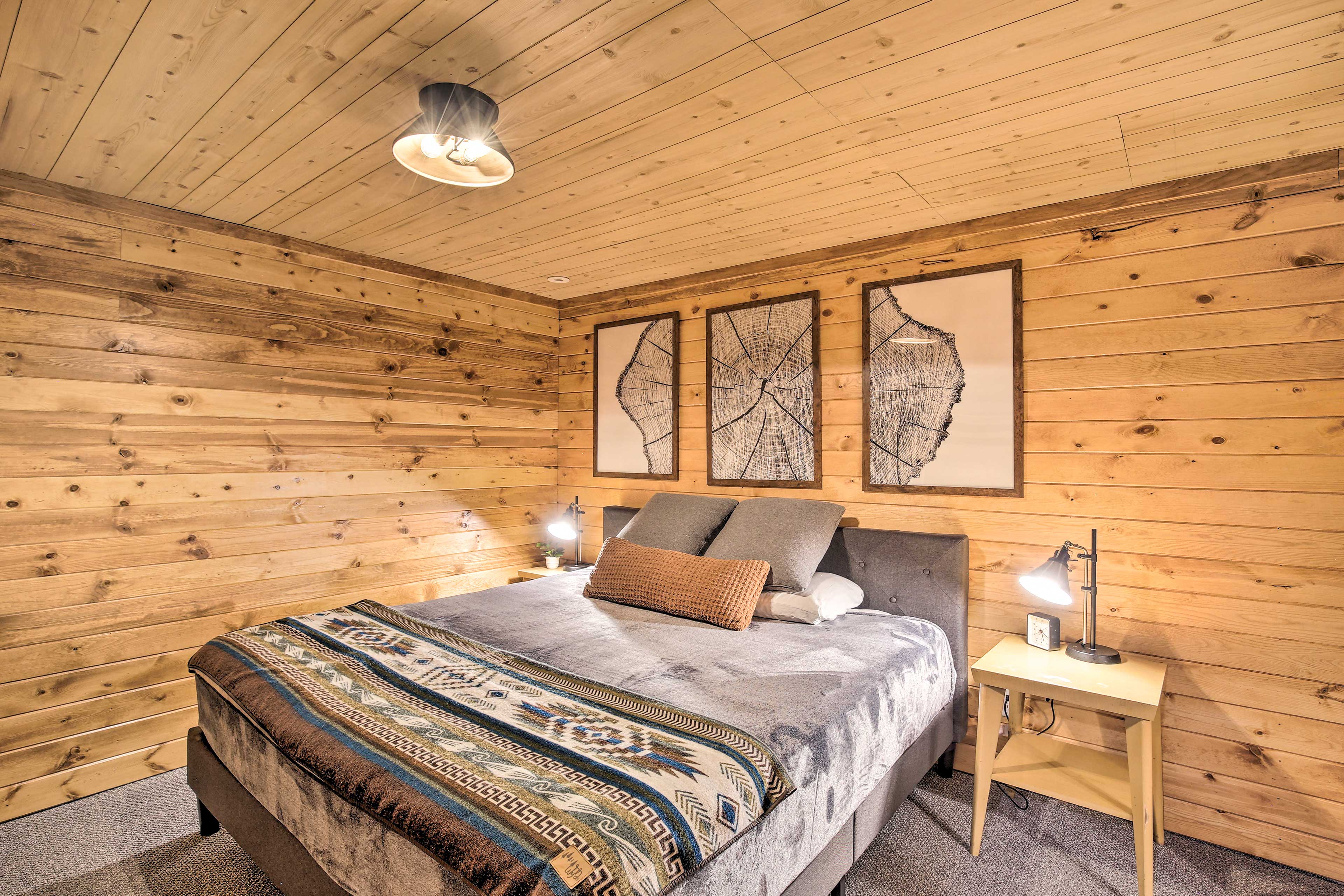 Splendid Family Cabin w/ Hot Tub & Grill!