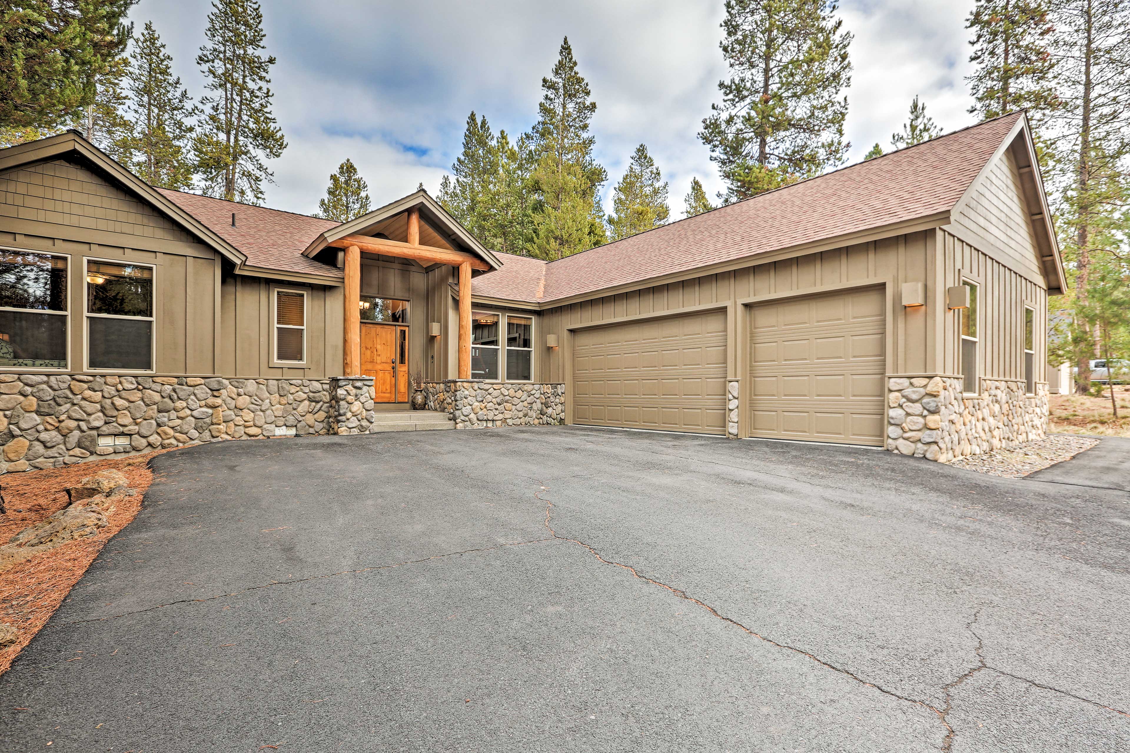 Property Image 1 - Spacious Sunriver Home w/ Hot Tub & Gas Grill