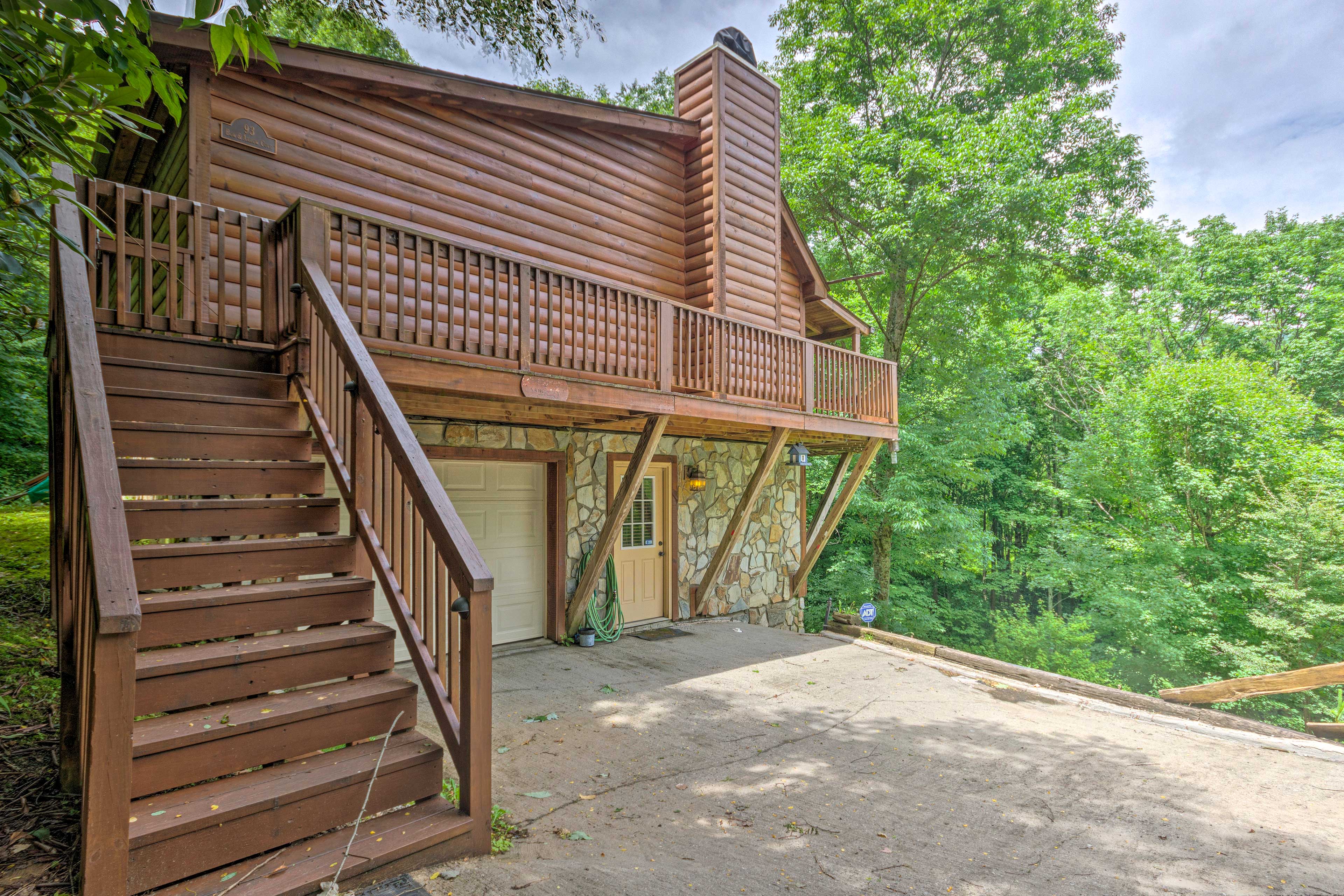 Luxe Mtn-View Maggie Valley Home w/ 2 Decks!