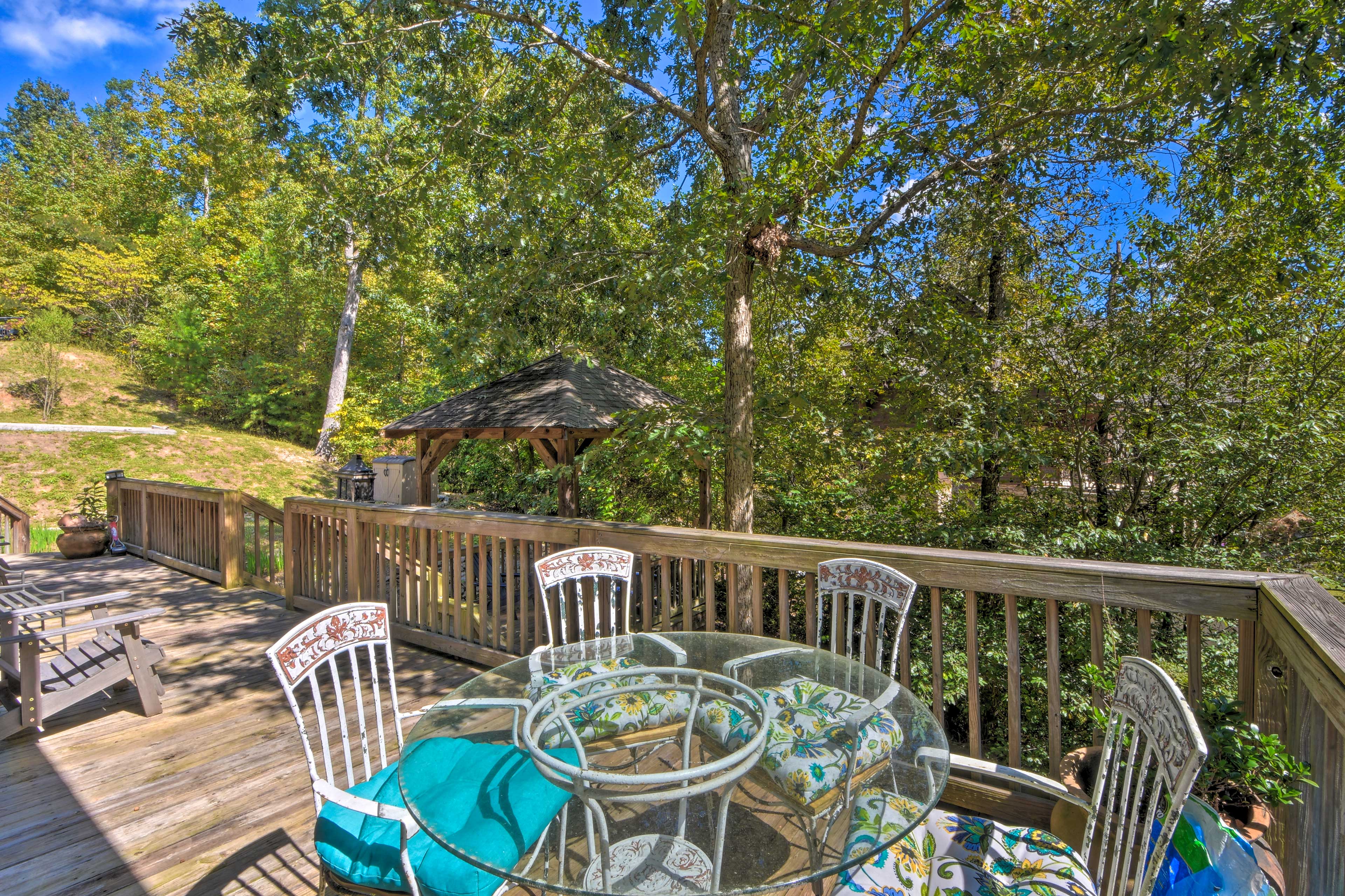 Lovely Lake Hartwell Retreat: Dock, Deck & Grill!