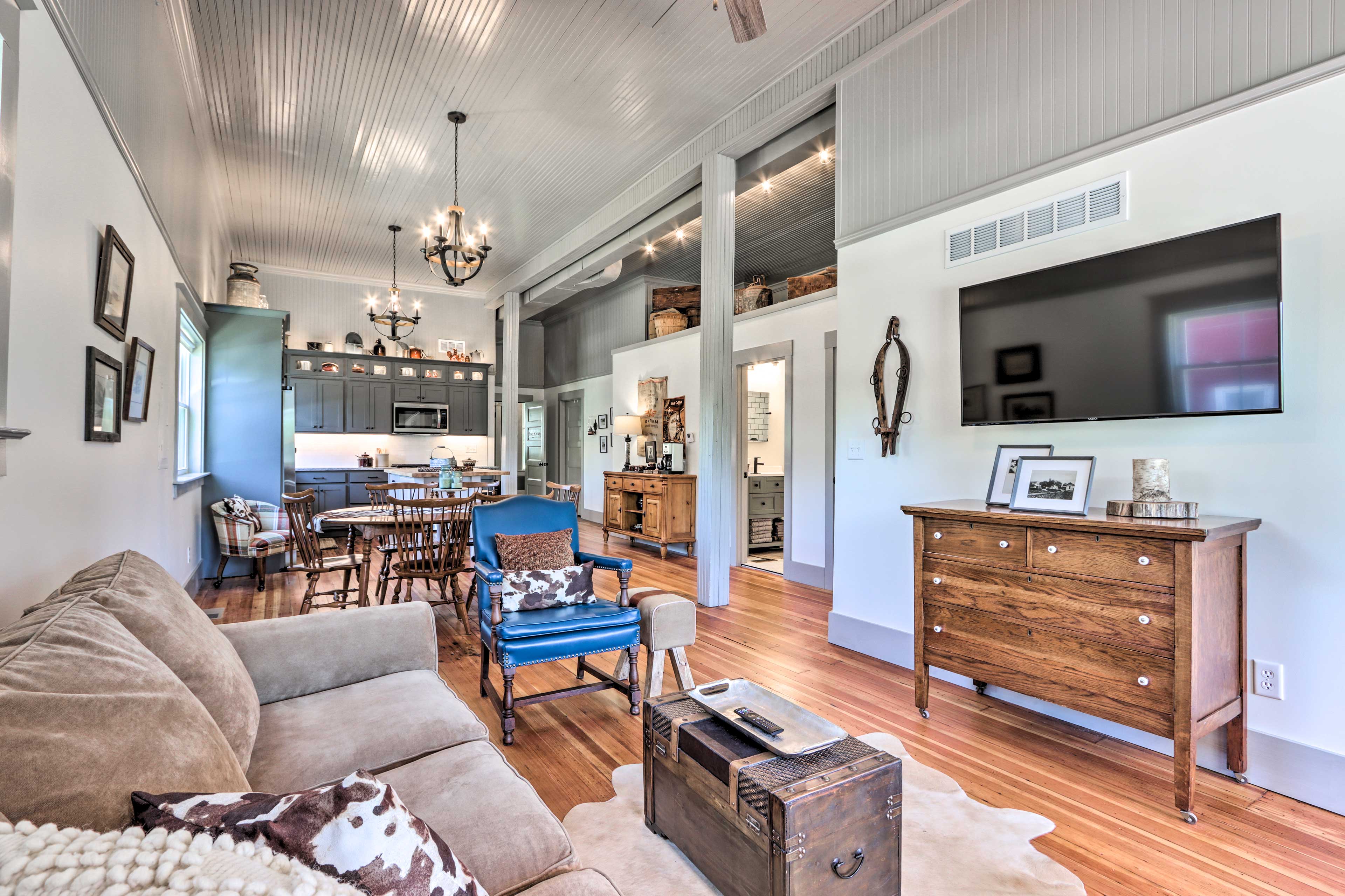 'The Ruebling House': Bright, Modern, & Renovated!