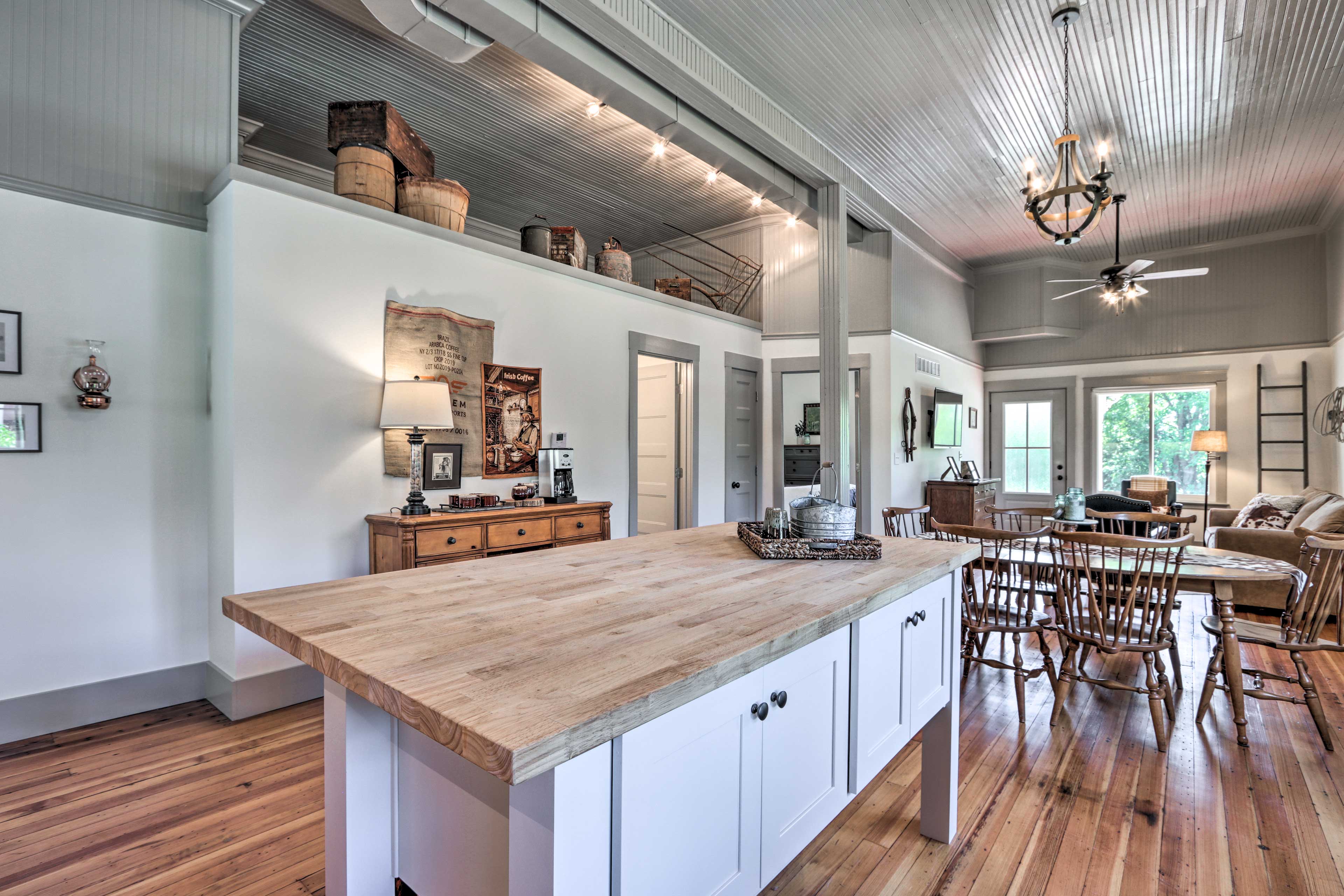 'The Ruebling House': Bright, Modern, & Renovated!