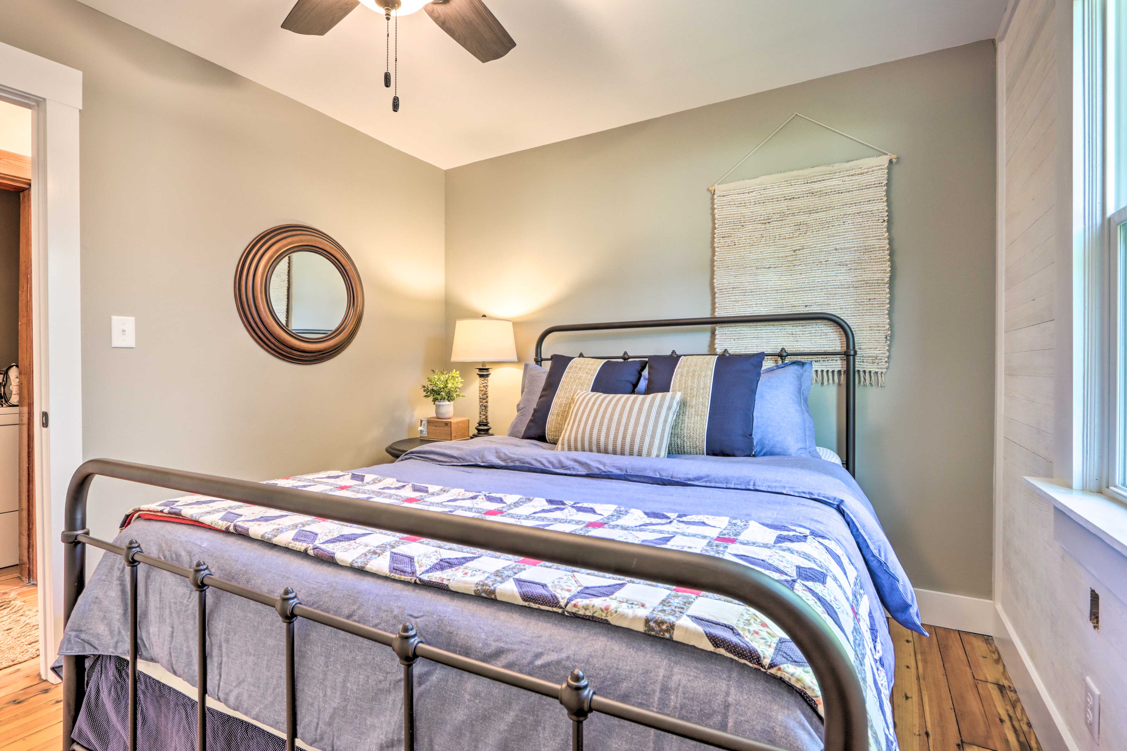 'The Ruebling House' Historic Defiance Apartment!