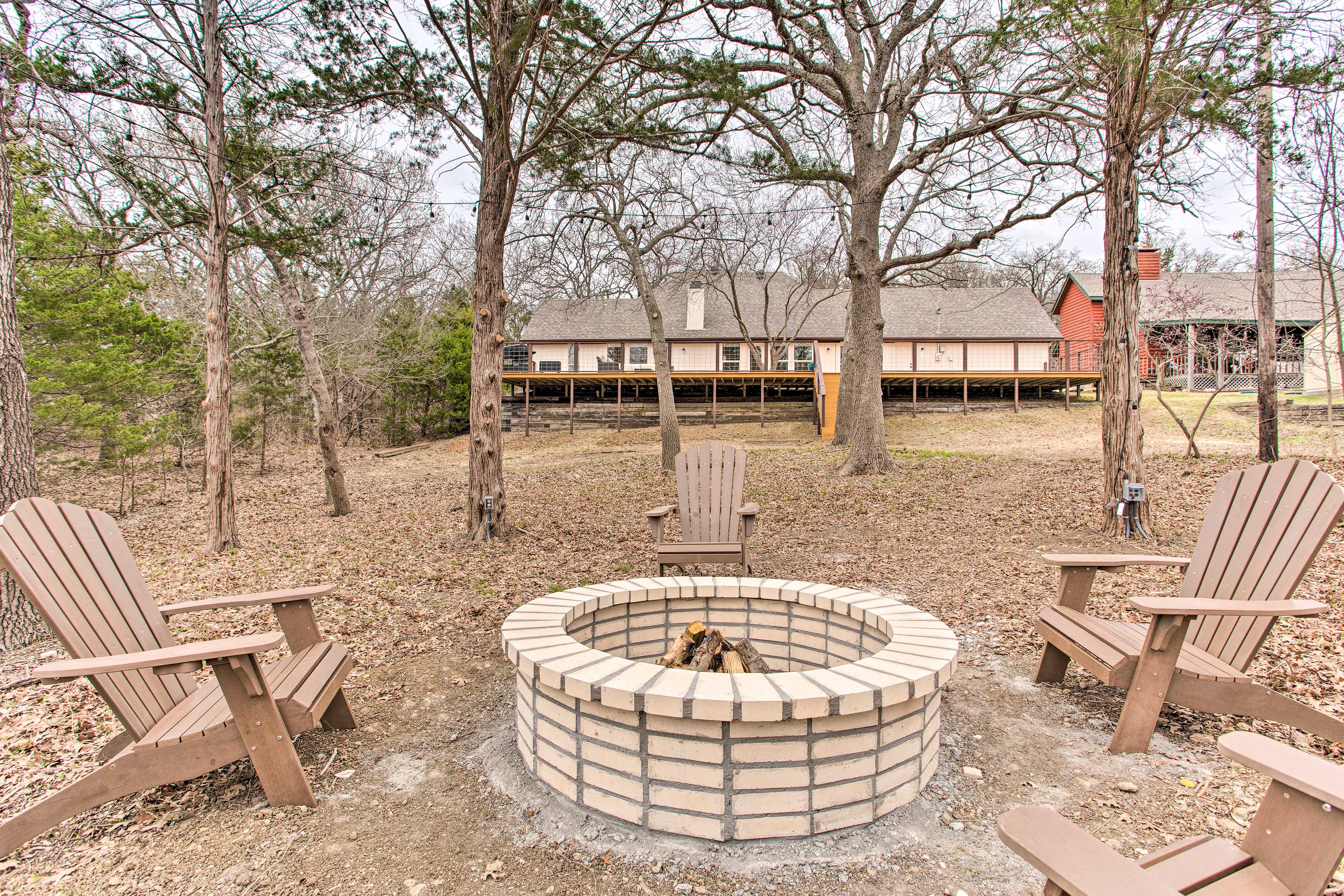 Property Image 2 - Lake Texoma Retreat w/ Deck < 1 Mi to Marina!