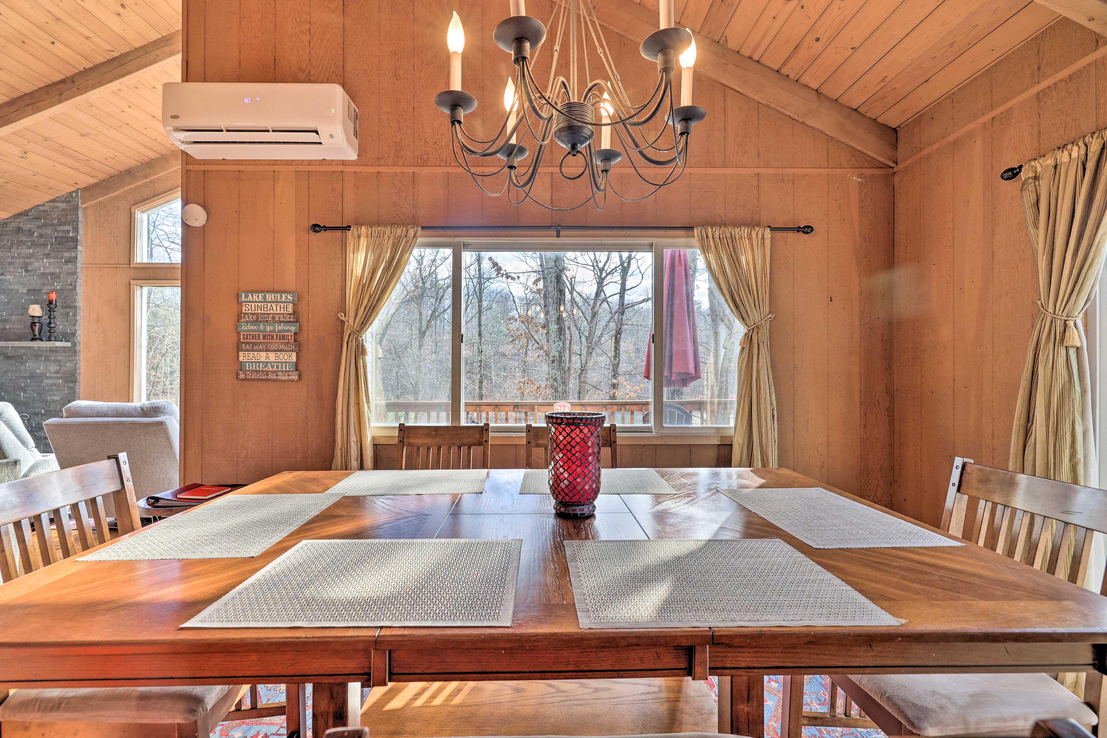 Lakefront Poconos Cottage - Deck, Fire Pit & Grill