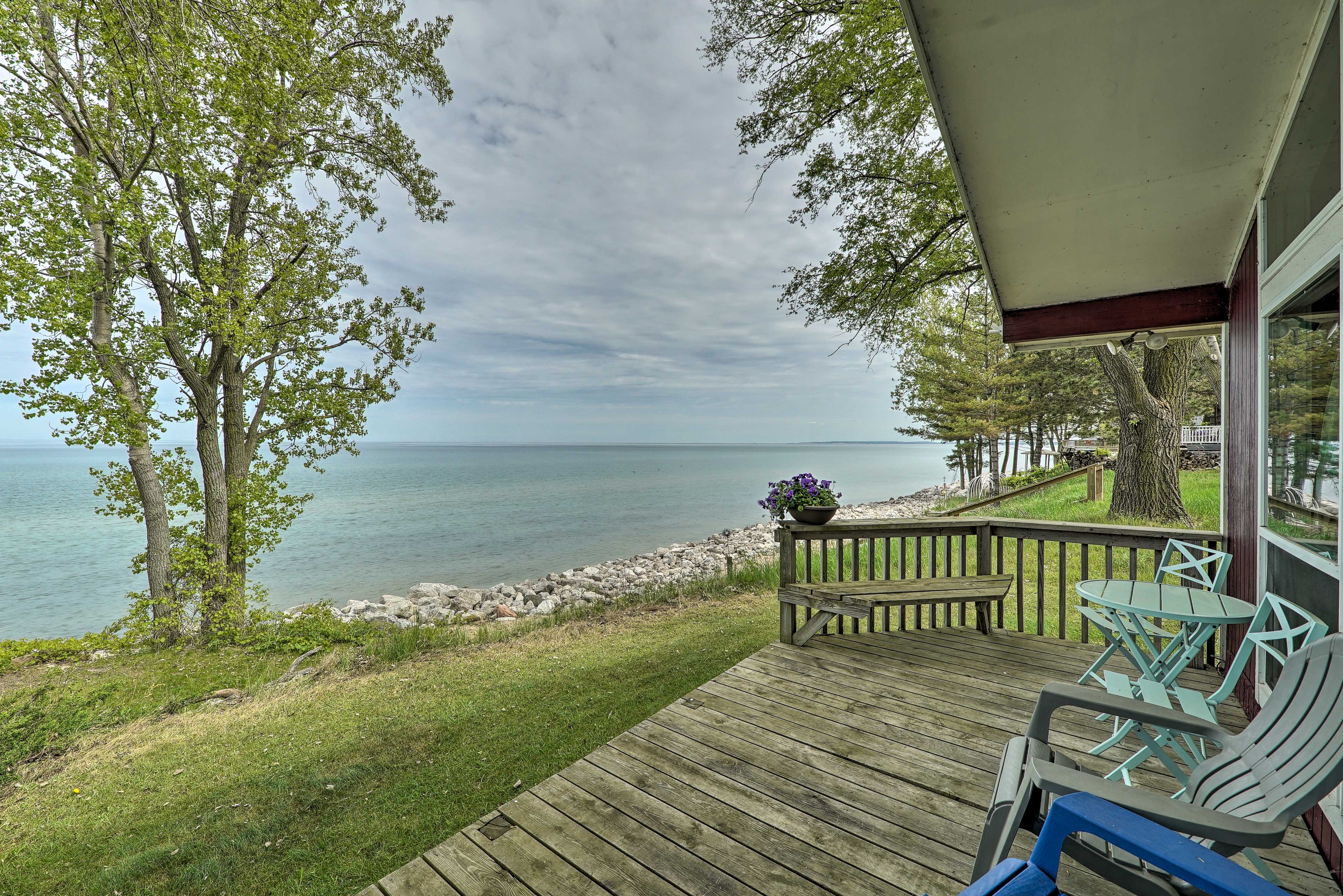 Lakefront Cottage Near Wineries + State Parks!