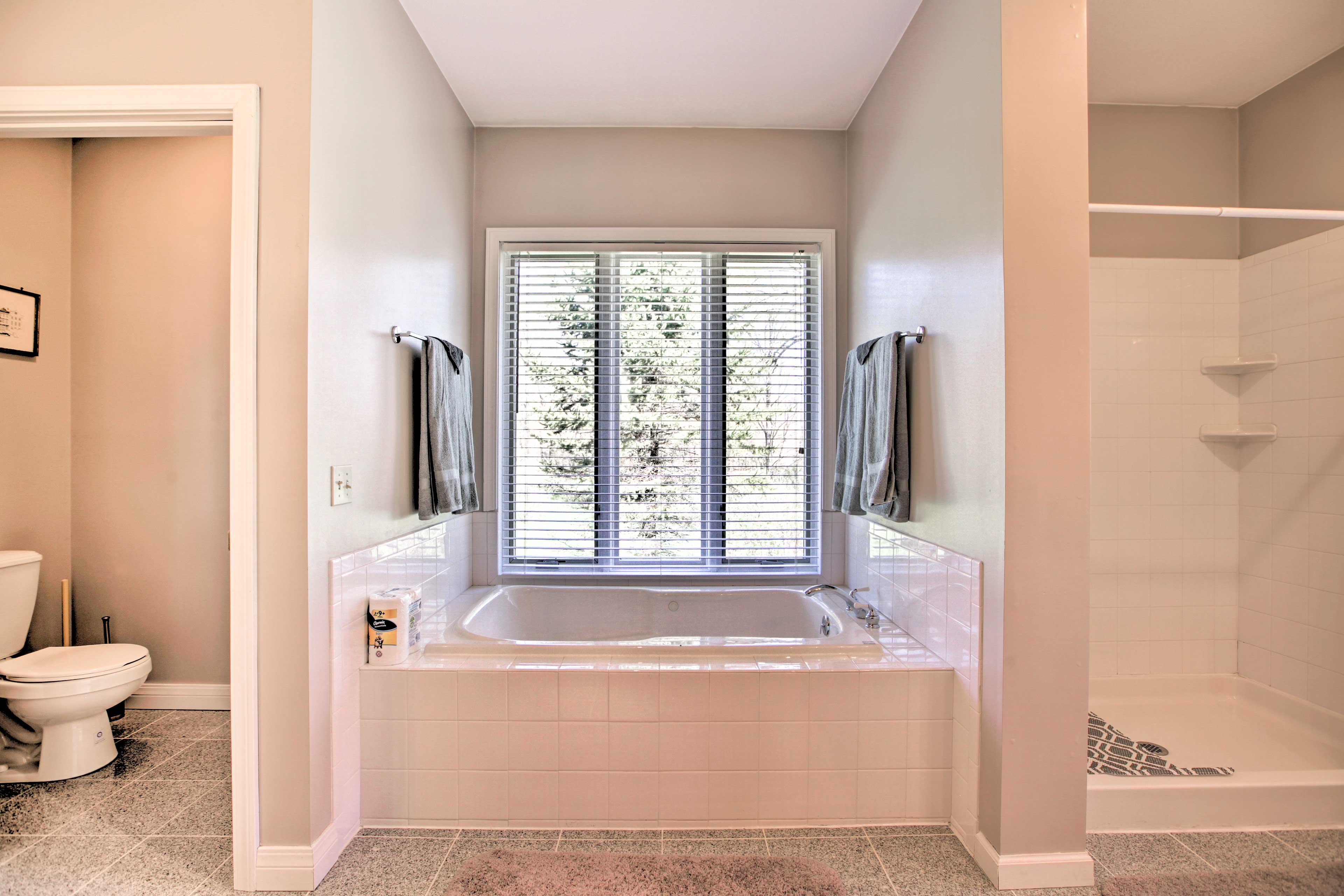 House w/ Deck, Fire Pit - 15 Mins to Snowshoe!