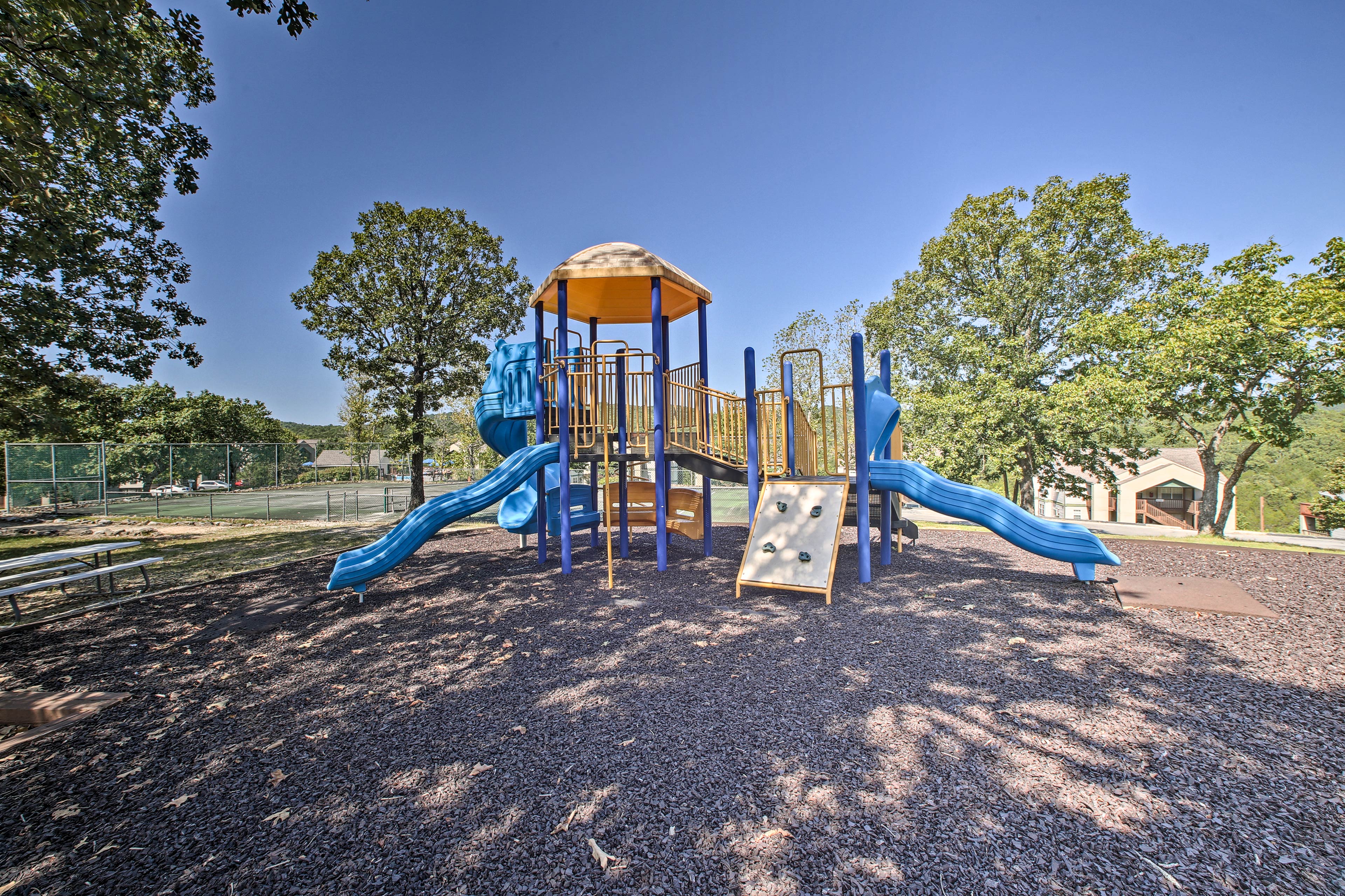 2 Mi to Silver Dollar City: Condo w/ Fireplace!