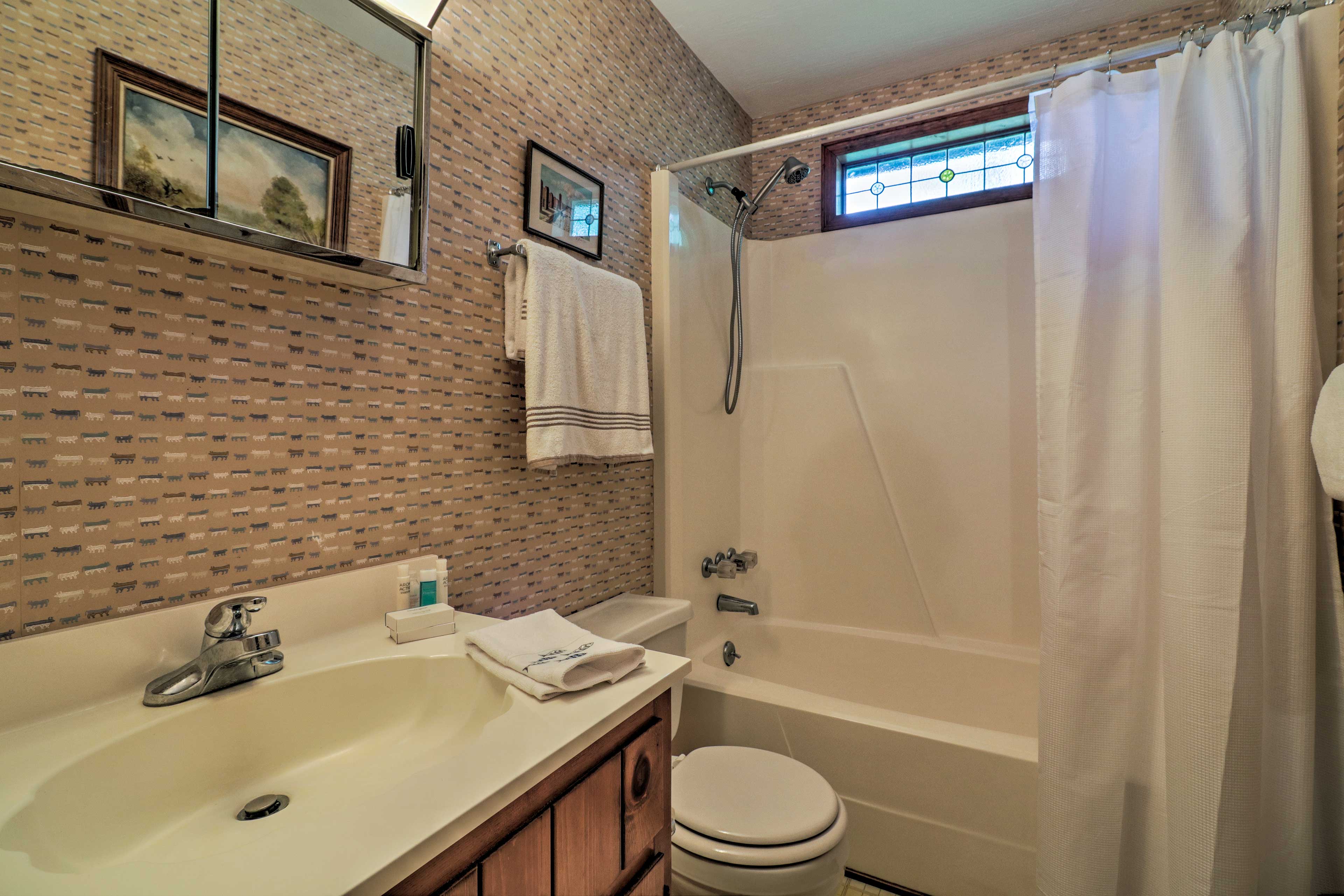 Lakefront Milledgeville Cabin: Private Dock, Porch