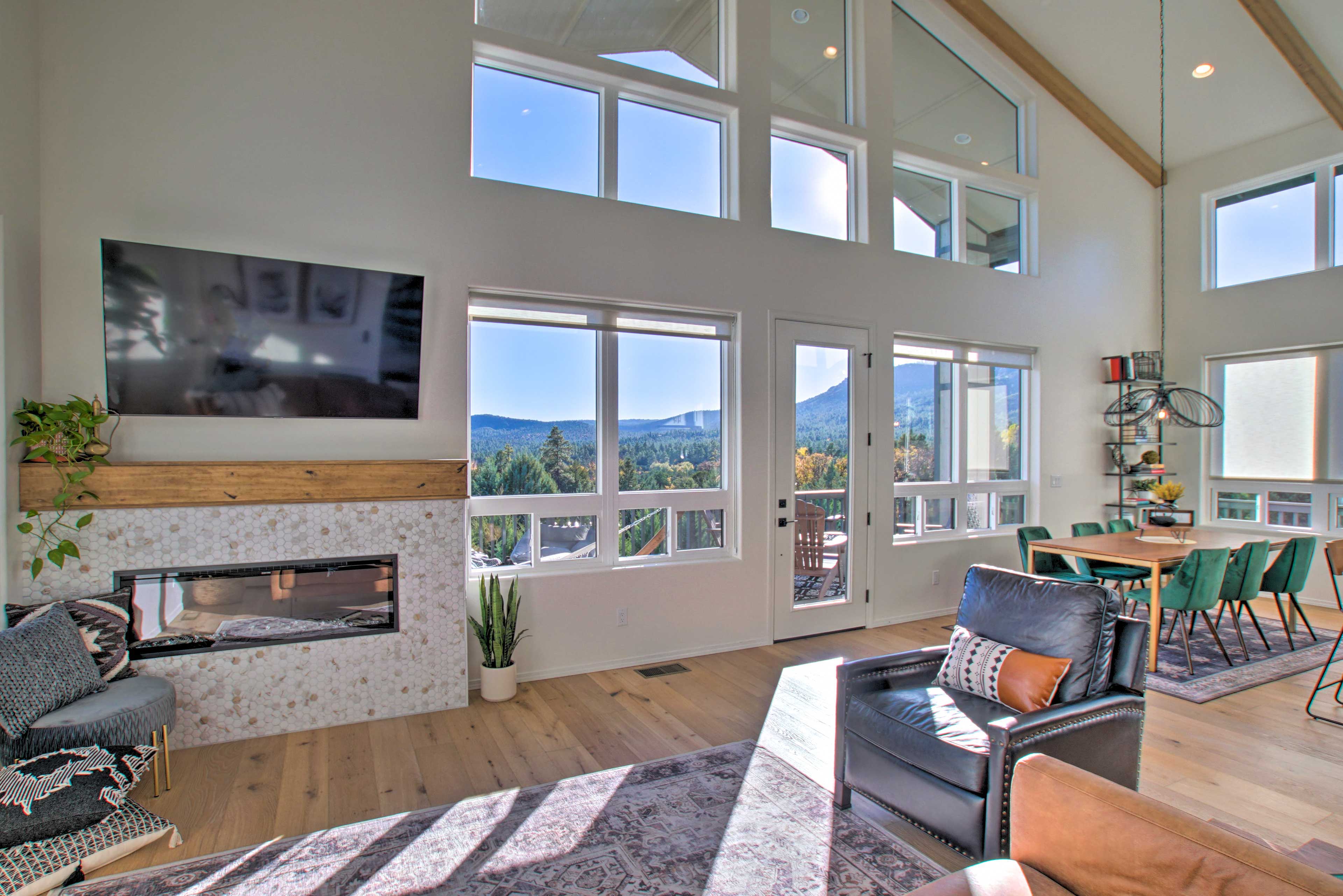 Property Image 1 - ’Pineberry Modern’ Luxury Home w/ Panoramic Views!