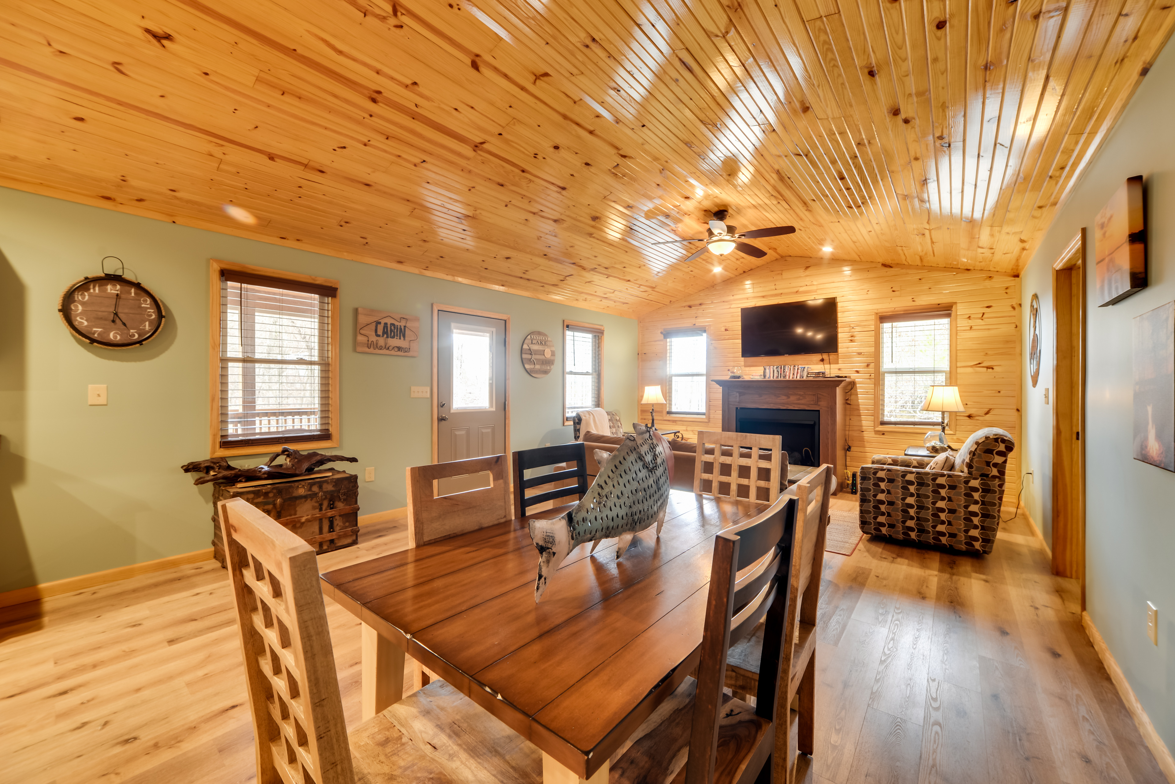 Cozy Waverly Cabin w/ Fireplace & Deck!