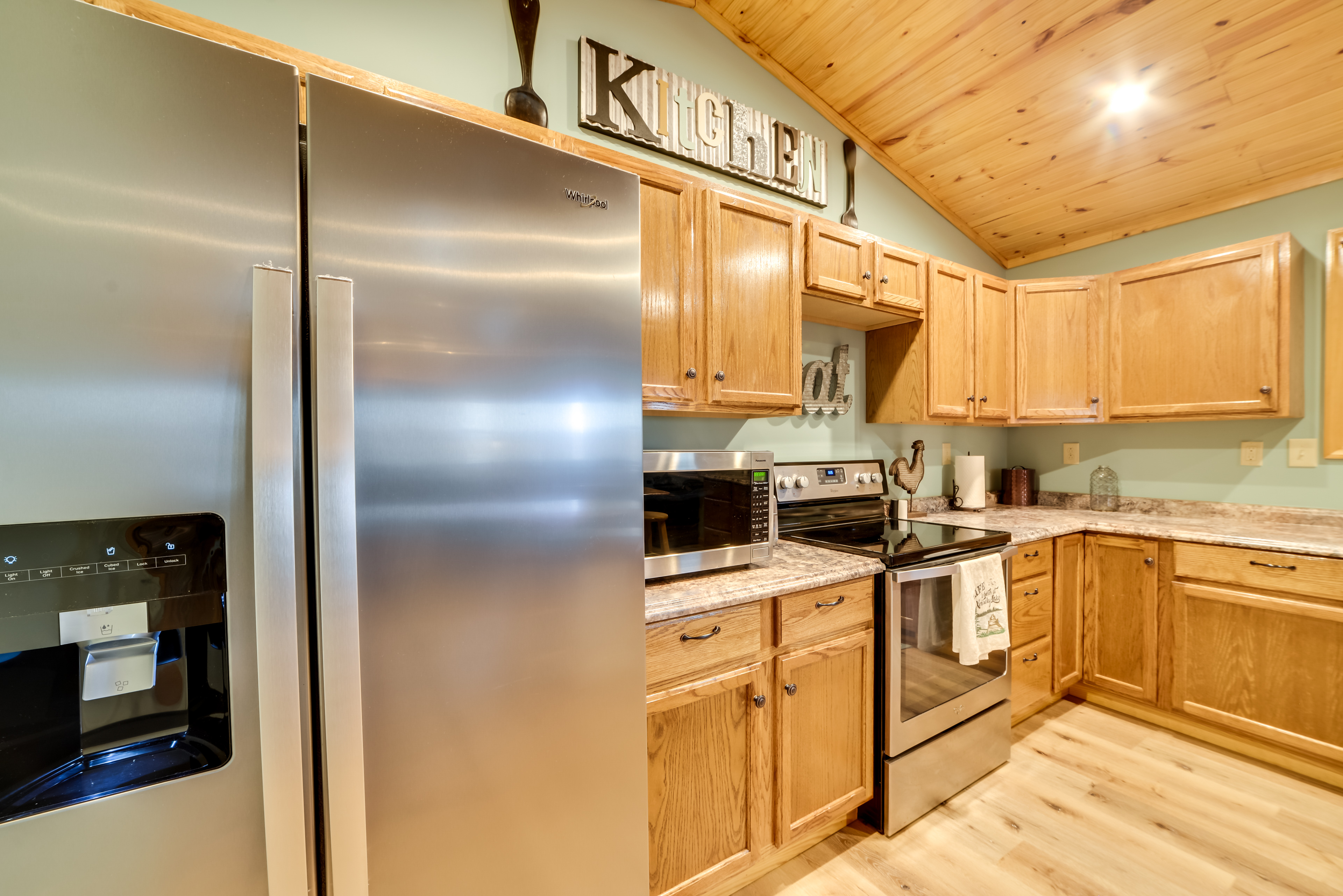 Cozy Waverly Cabin w/ Fireplace & Deck!