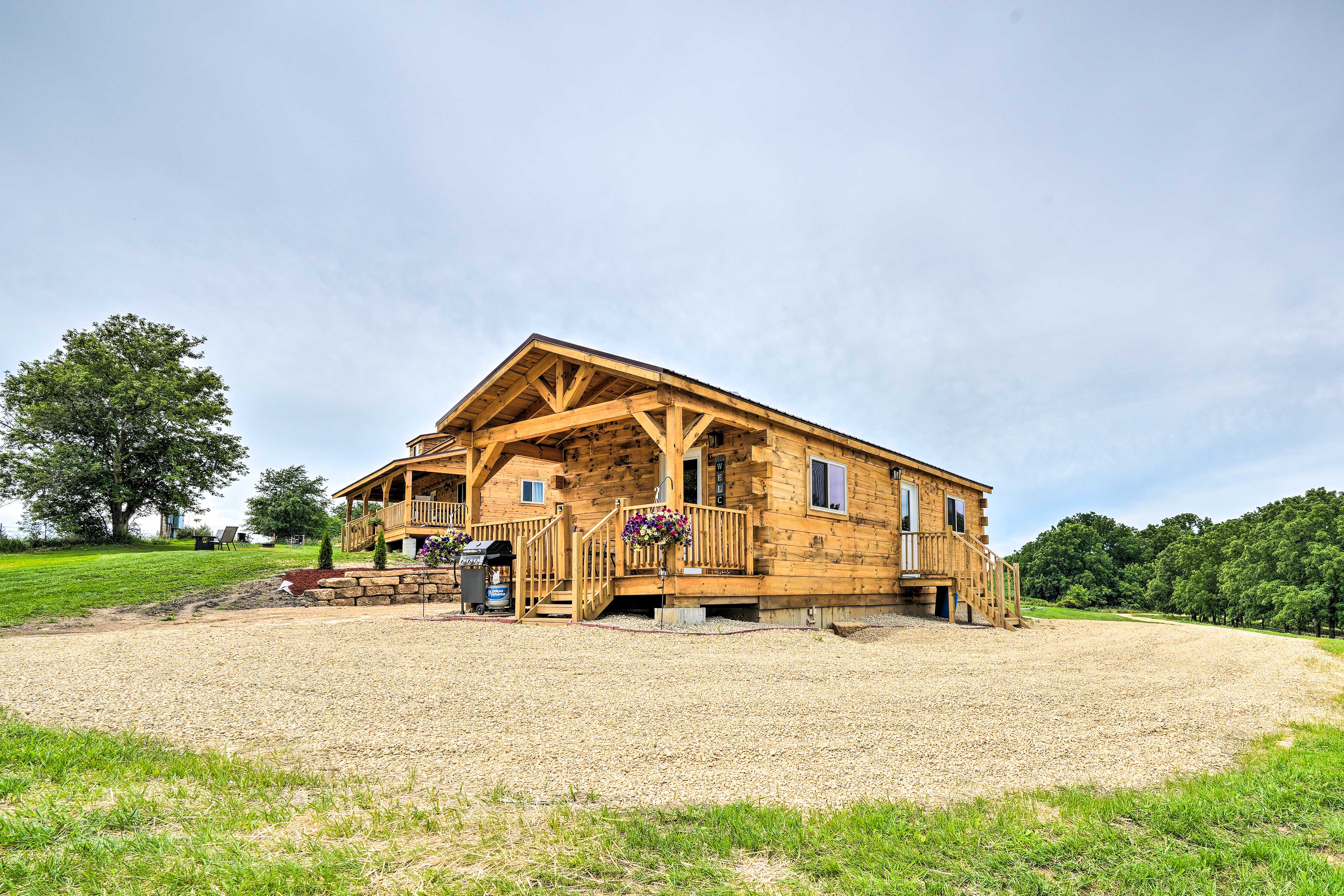 Serene Views: Quiet Farmhouse Cabin in Wisconsin!