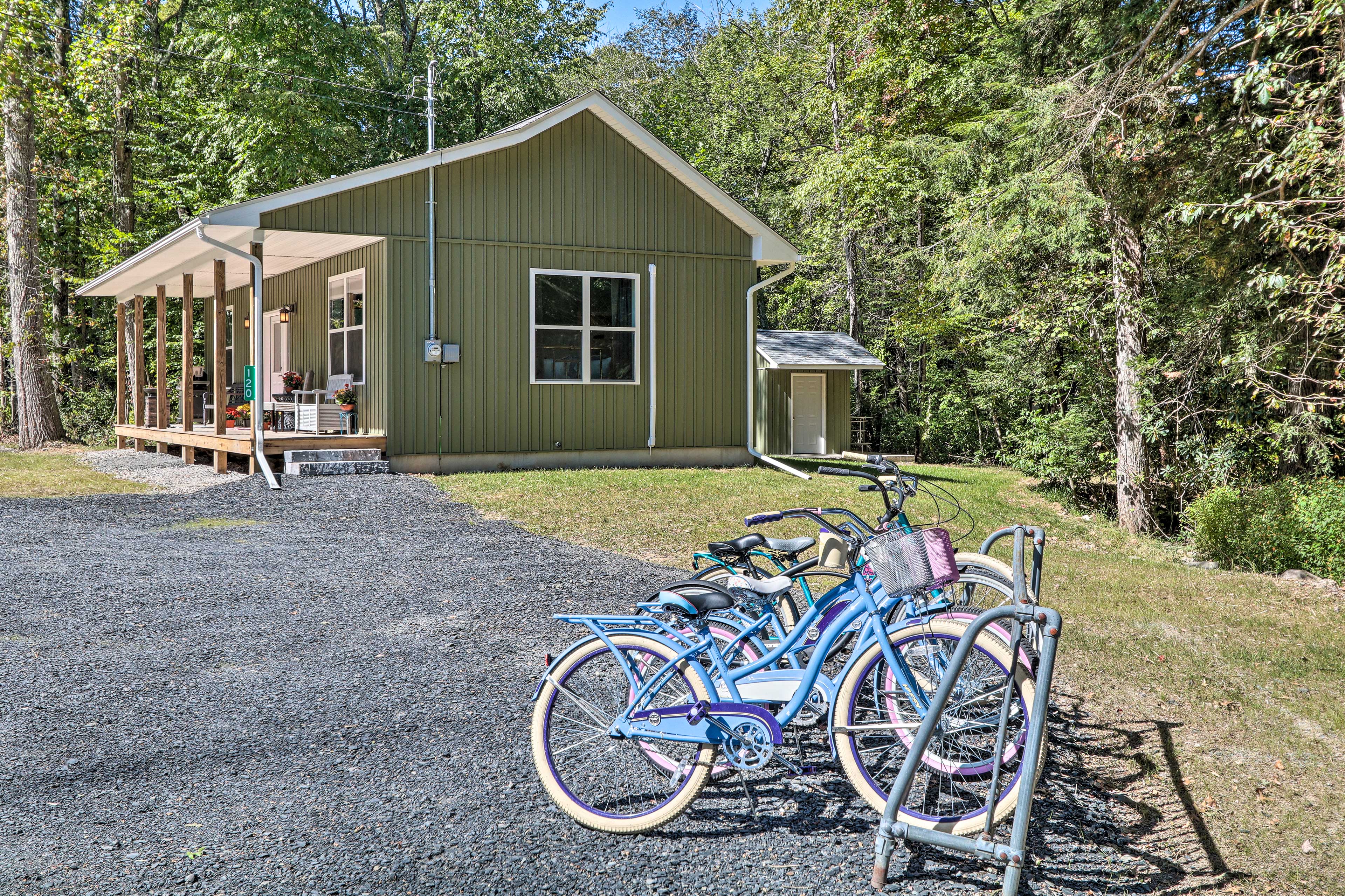 16 Mi to Ski Slopes! Creekside Poconos Cottage