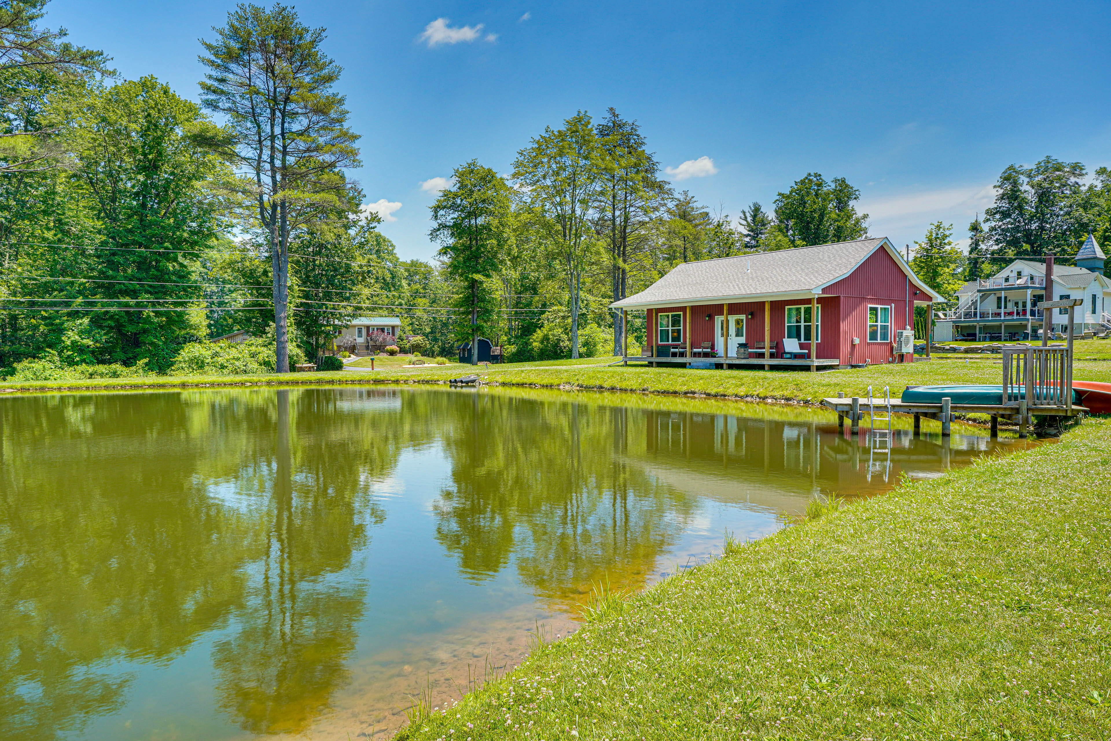 Close to Slopes: Lakeside Cottage in Pocono Mtns