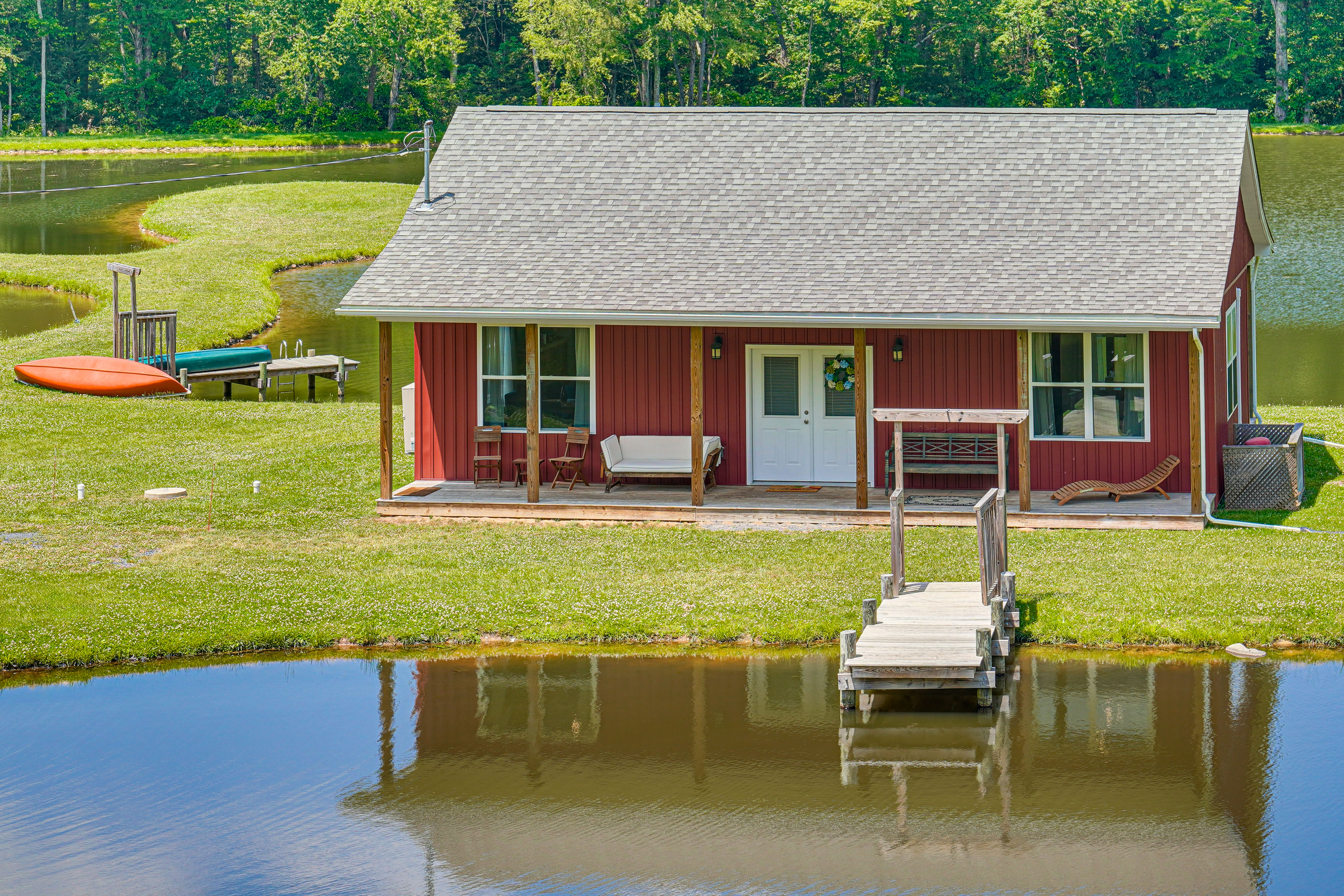 Property Image 2 - 15 Mi to Camelback Mtn: Waterfront Cottage!