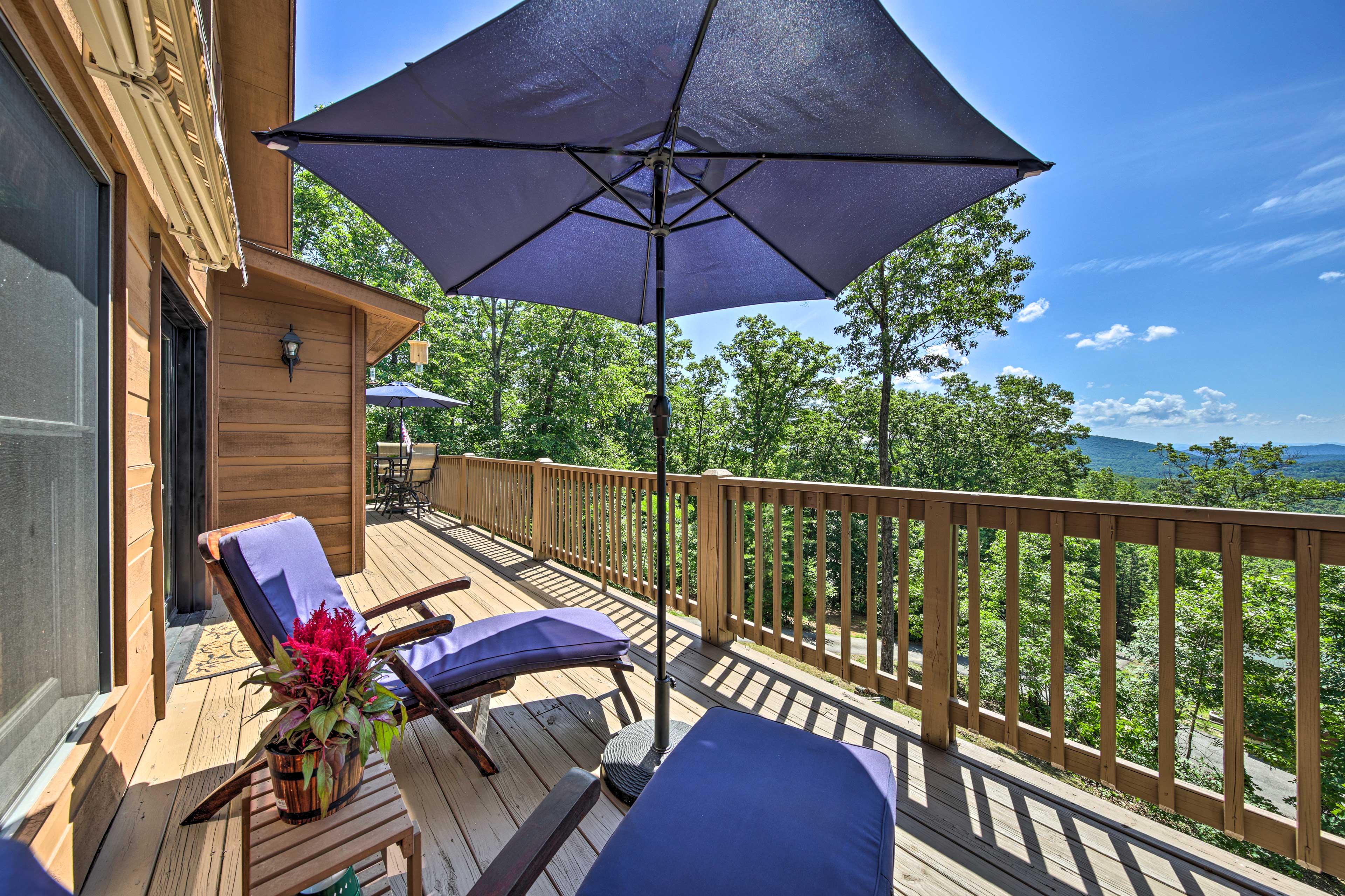 Property Image 2 - Spacious Murphy Chalet w/ Mtn Views & Hot Tub