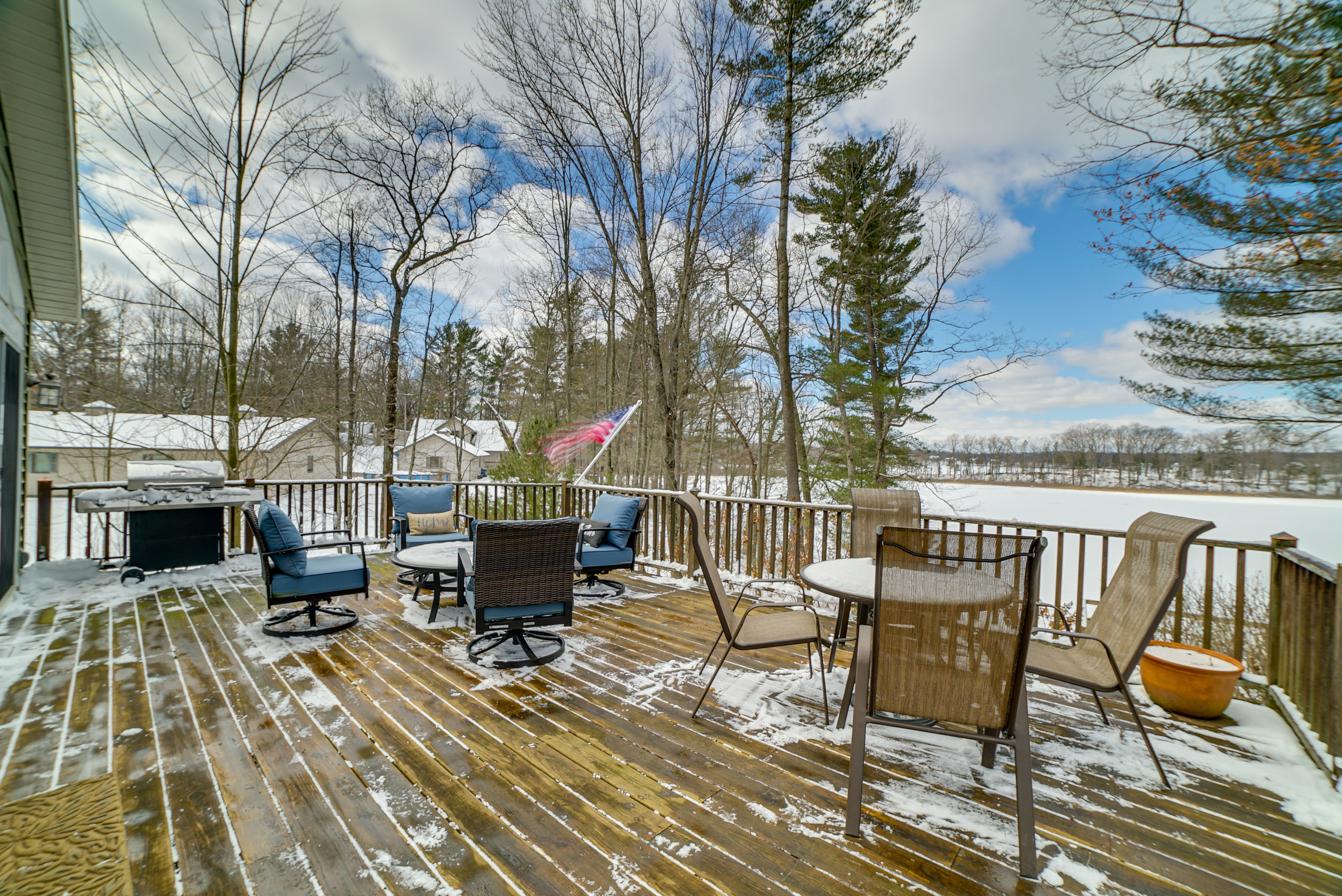 Property Image 2 - Cozy Lakeside Cottage: Pontoon, Kayaks, Grill