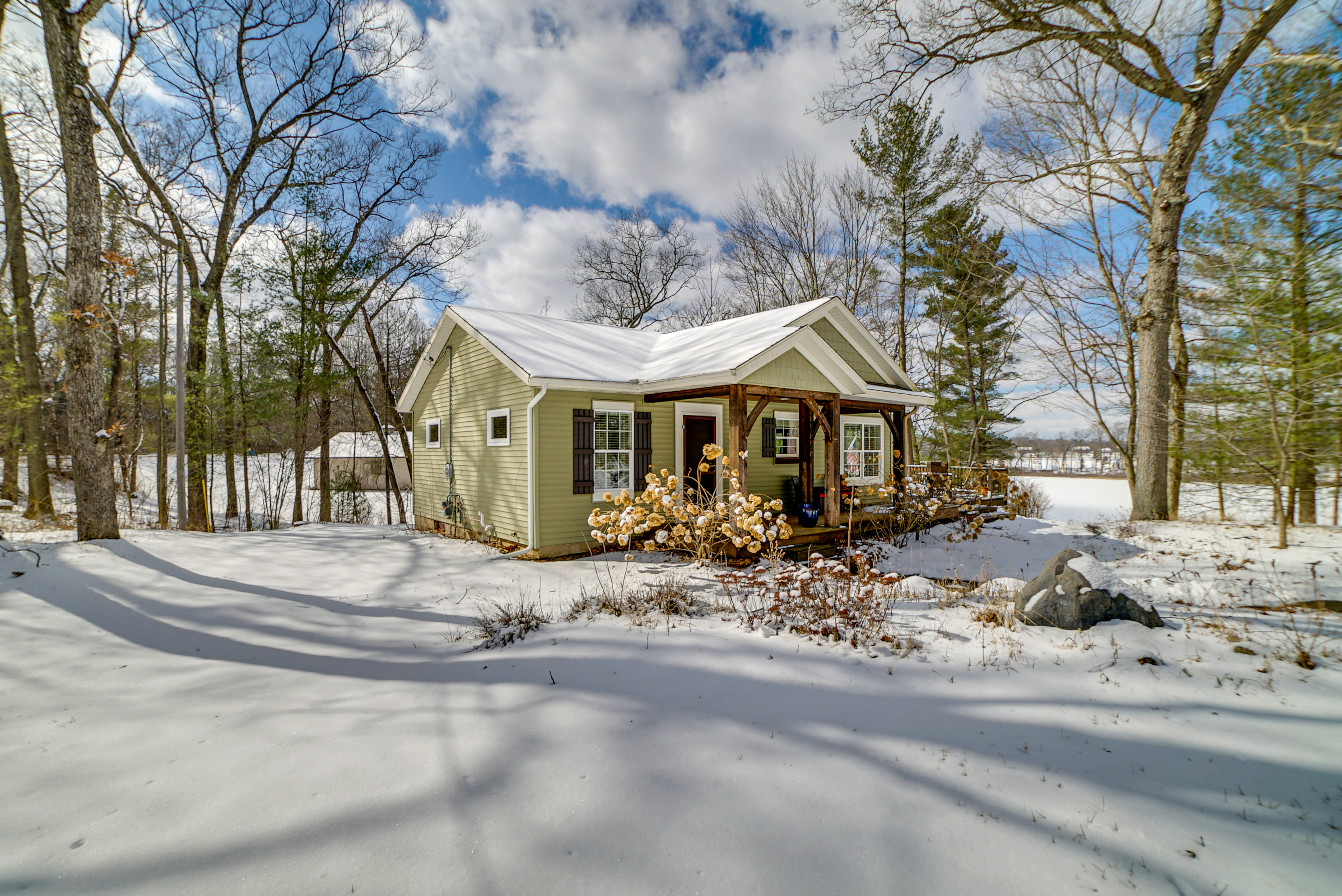 Property Image 1 - Cozy Lakeside Cottage: Pontoon, Kayaks, Grill