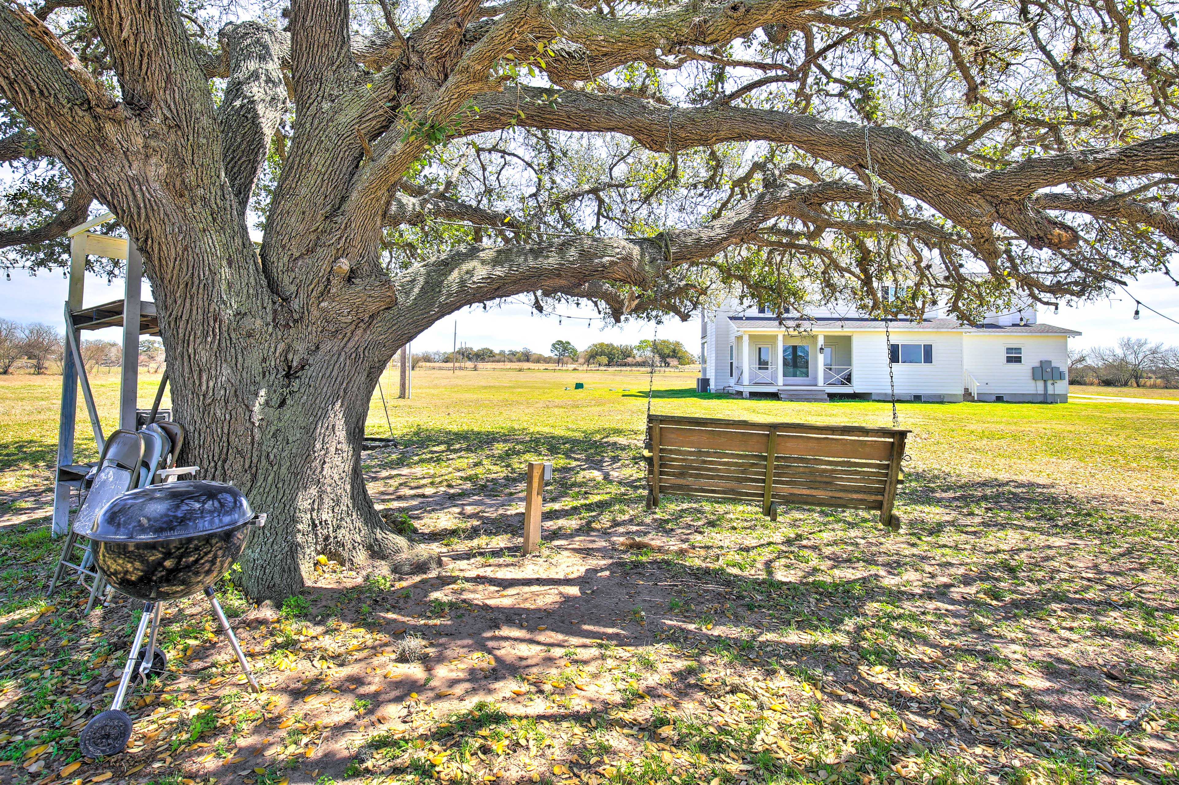 Spacious Texas Getaway w/ Fire Pit & Pond!