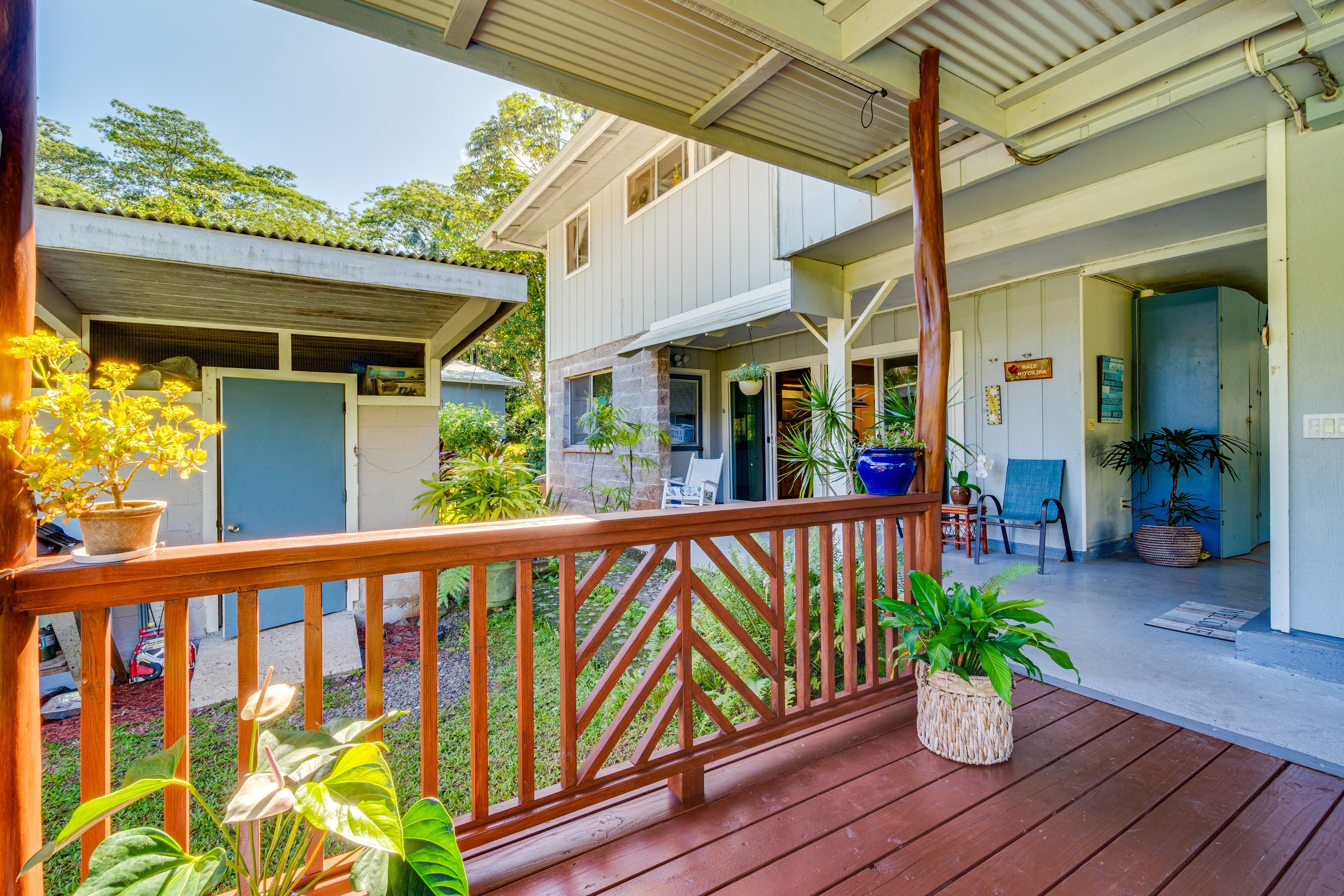 Keaau Apartment on Beautiful Acre w/ Pool & Deck!