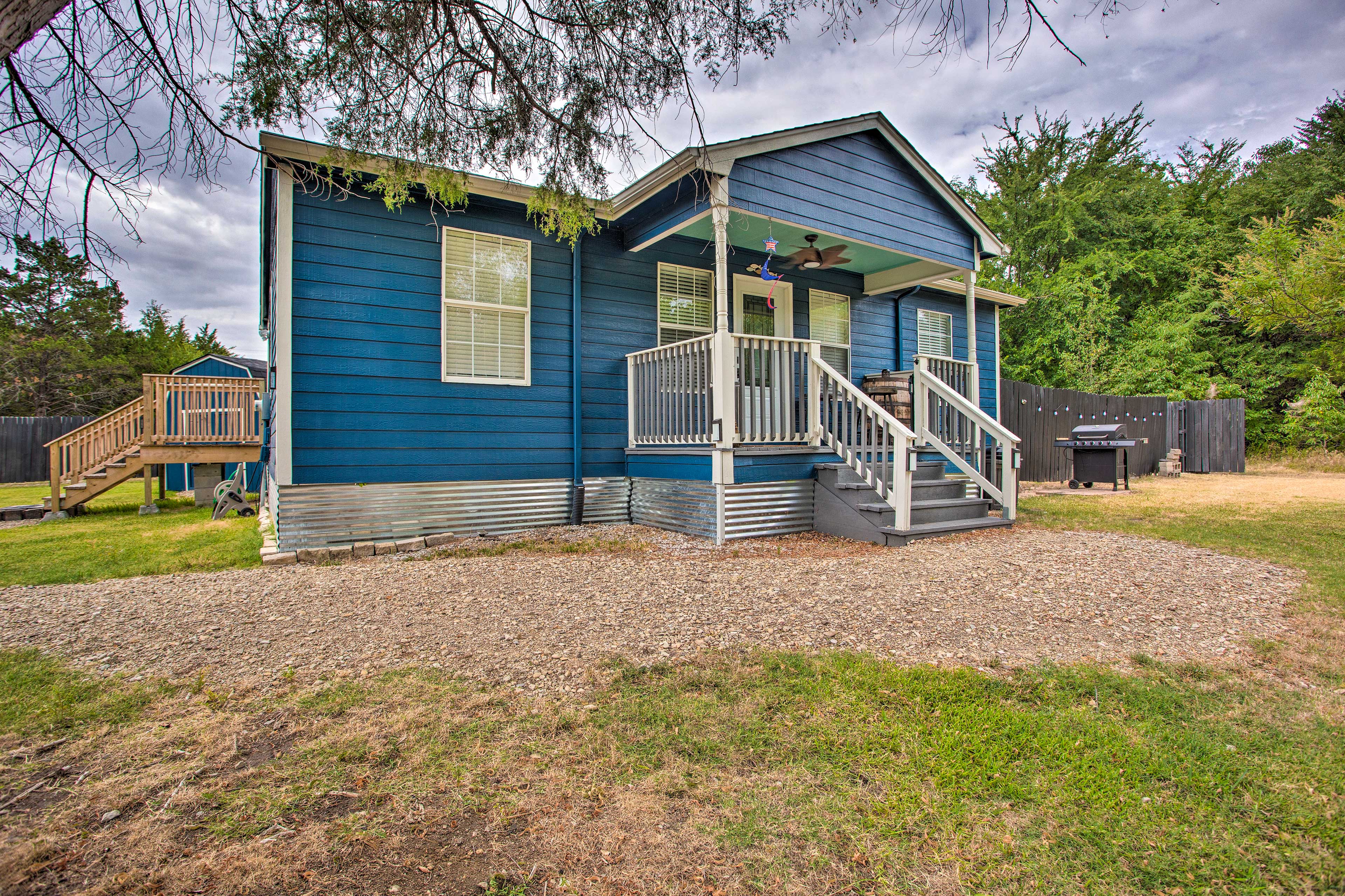 Pottsboro Home w/ Fire Pit  < 1 Mi to Lake Texoma!