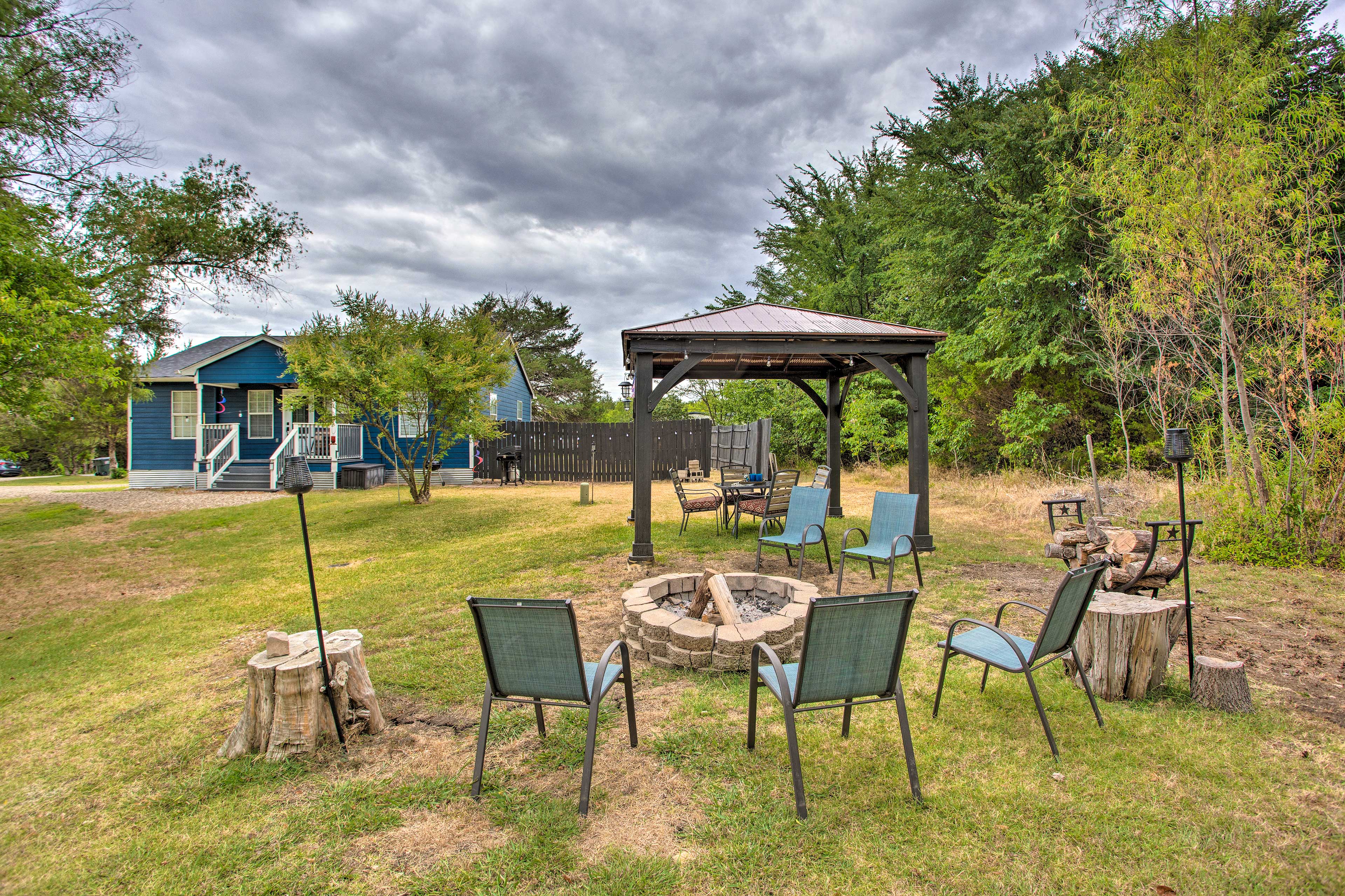 Property Image 2 - Pottsboro Home w/ Fire Pit  < 1 Mi to Lake Texoma!