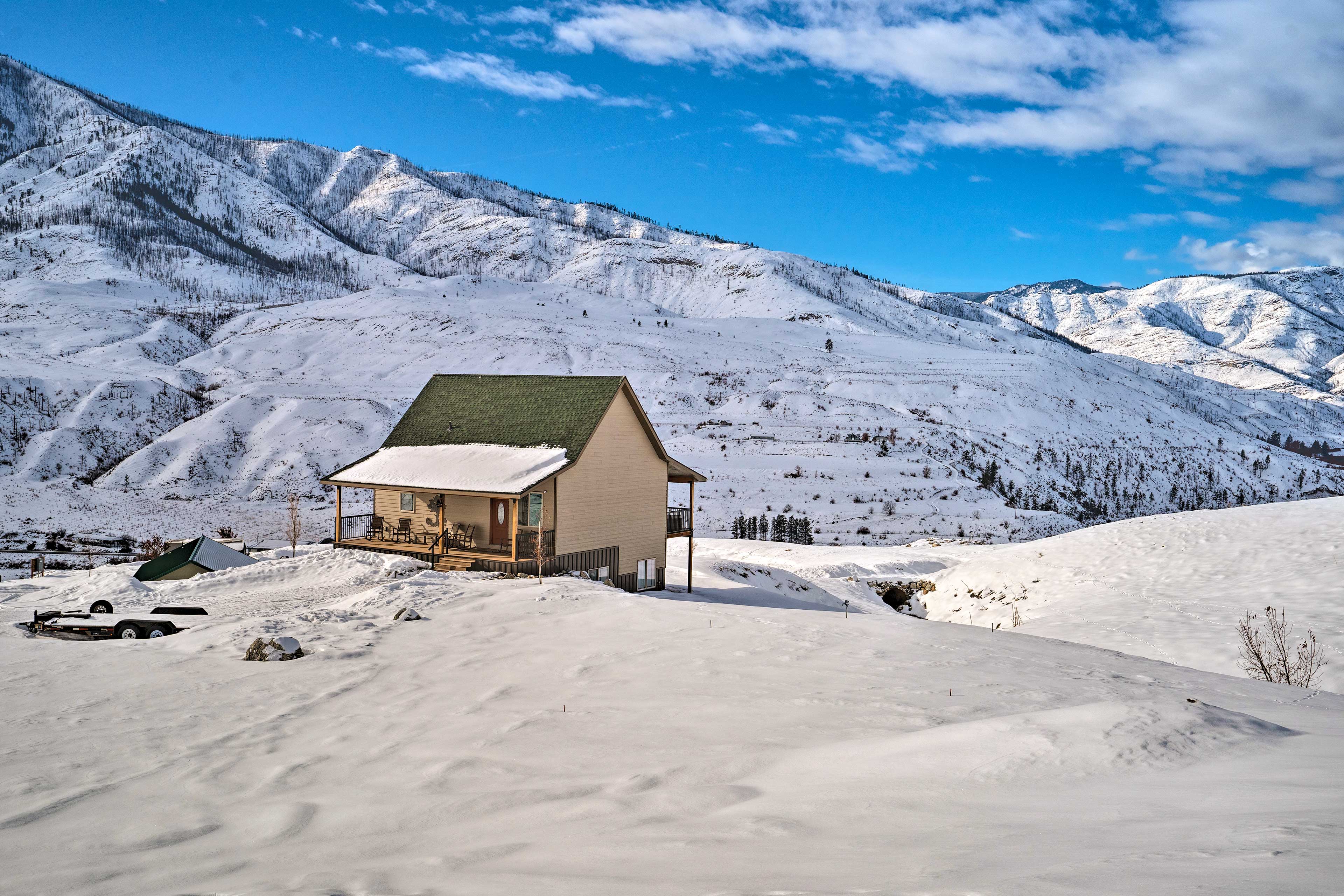 Pateros Home w/ Deck, 7 Mi to Alta Lake Park!