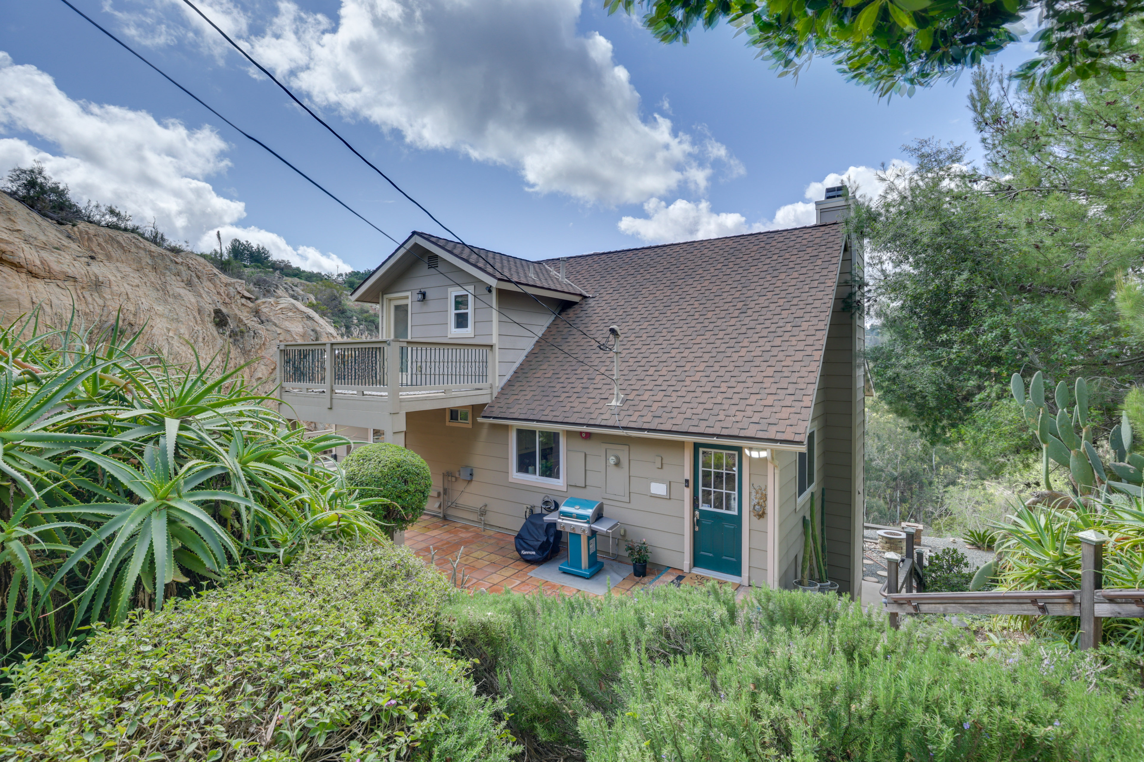 Hot Tub + Balcony: Rainbow Retreat Near Wineries!