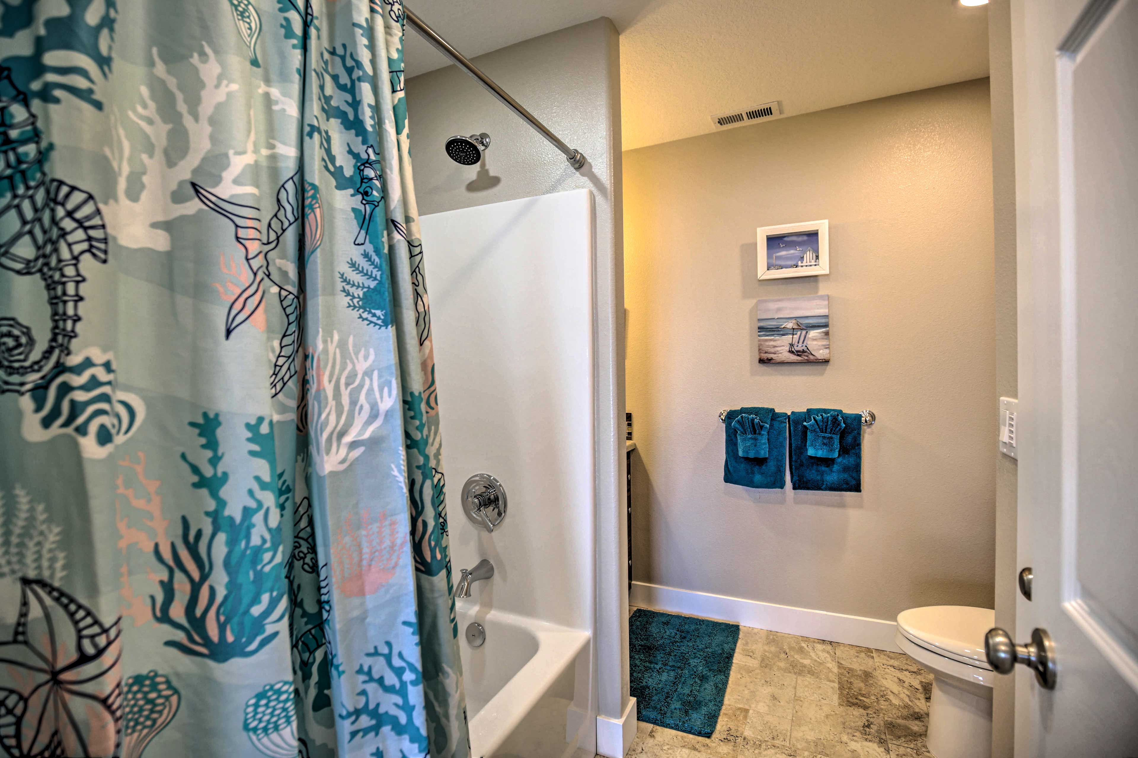 Ocean-View Lincoln City Retreat w/ 3 Viewing Decks