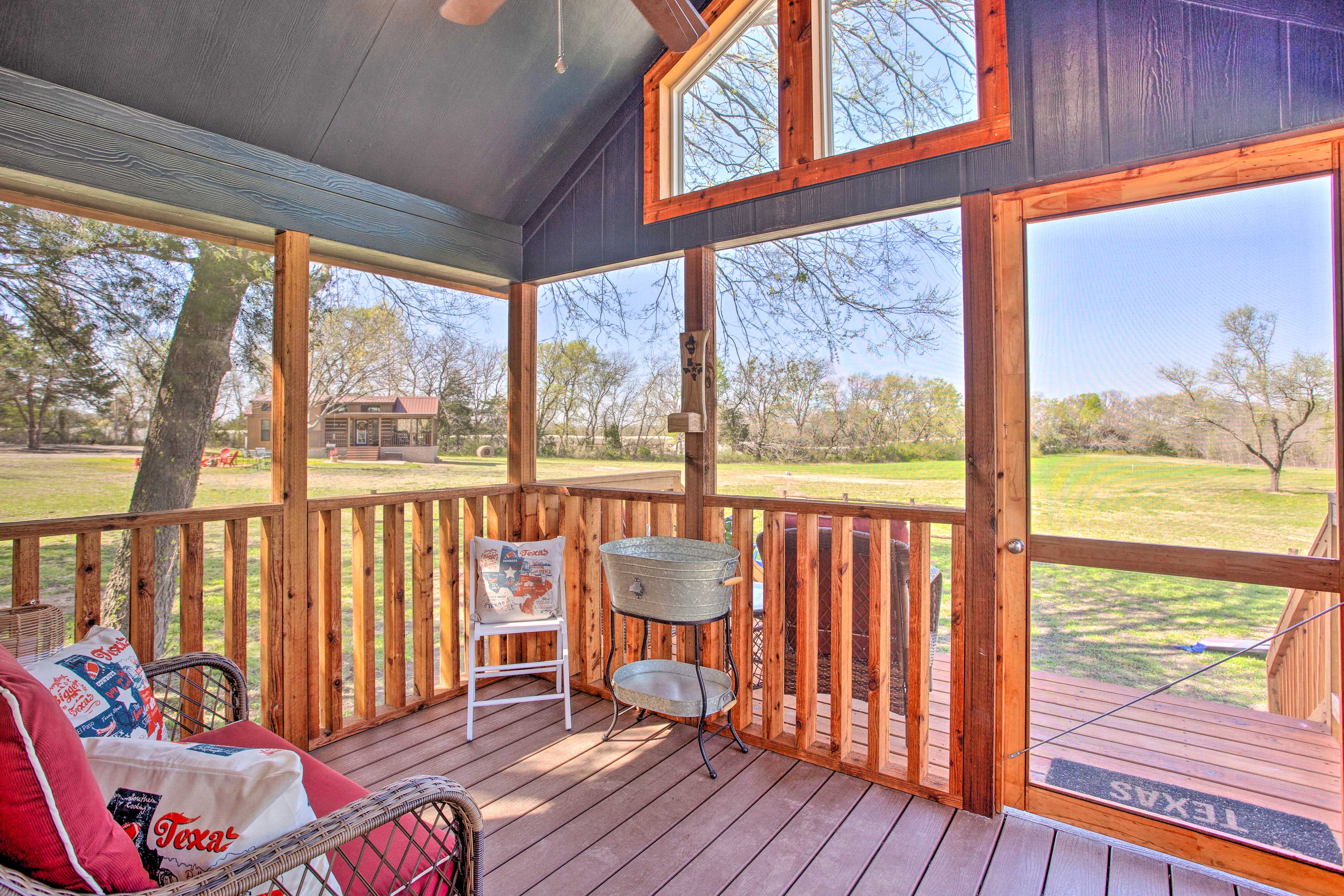 Property Image 2 - Cozy McKinney Cottage Home w/ Porch & Fire Pit!