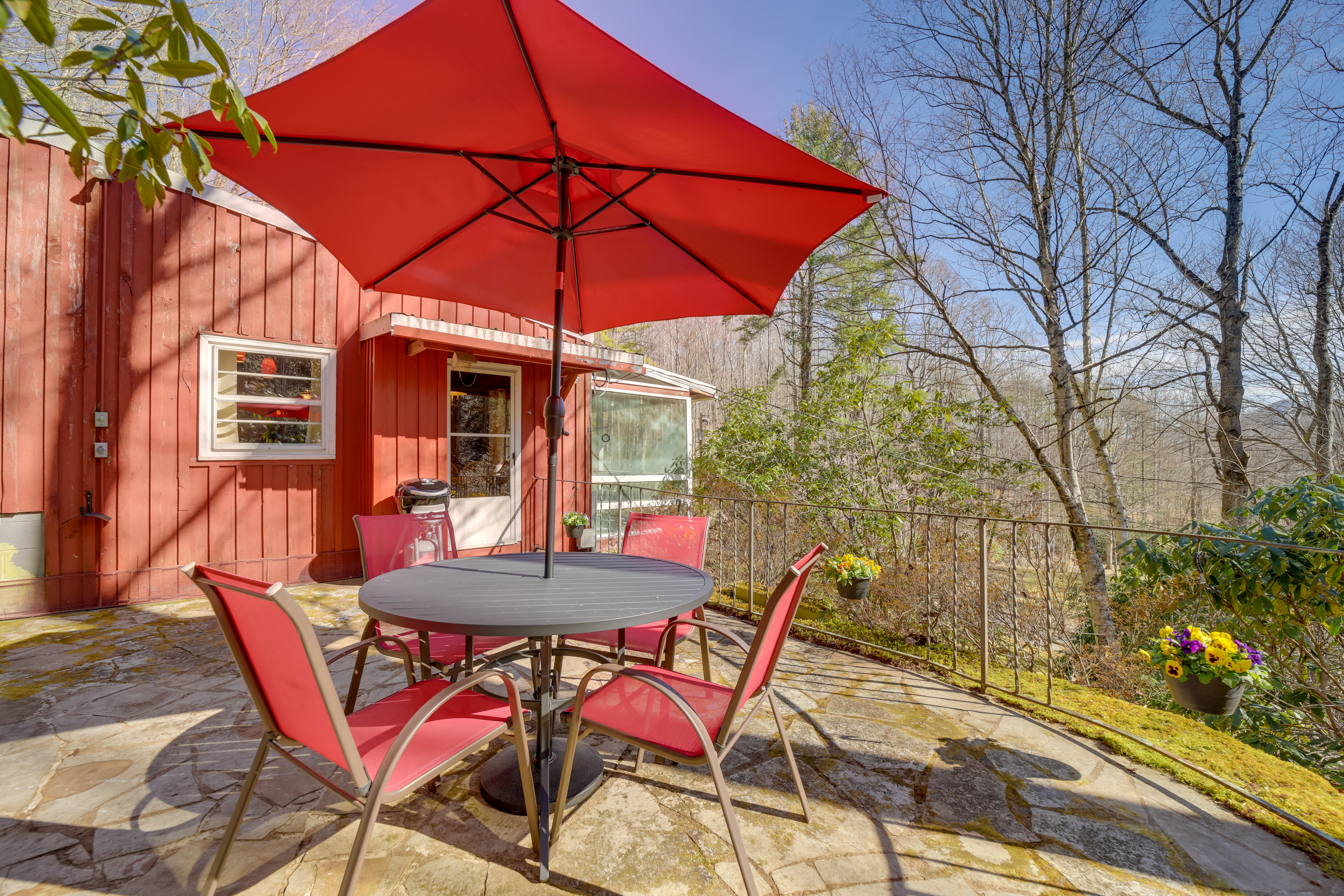 Property Image 1 - ’The Red Loft’ Candler Cottage 18 Mi to Asheville!
