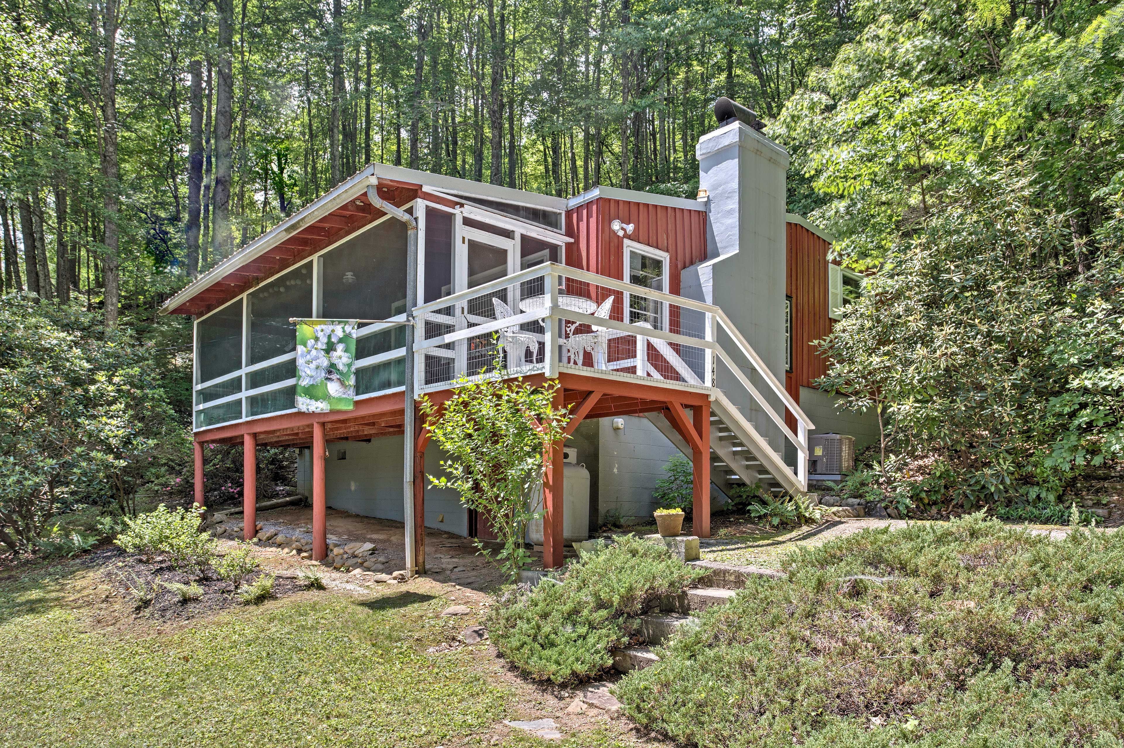 Property Image 2 - ’The Red Loft’ Candler Cottage 18 Mi to Asheville!