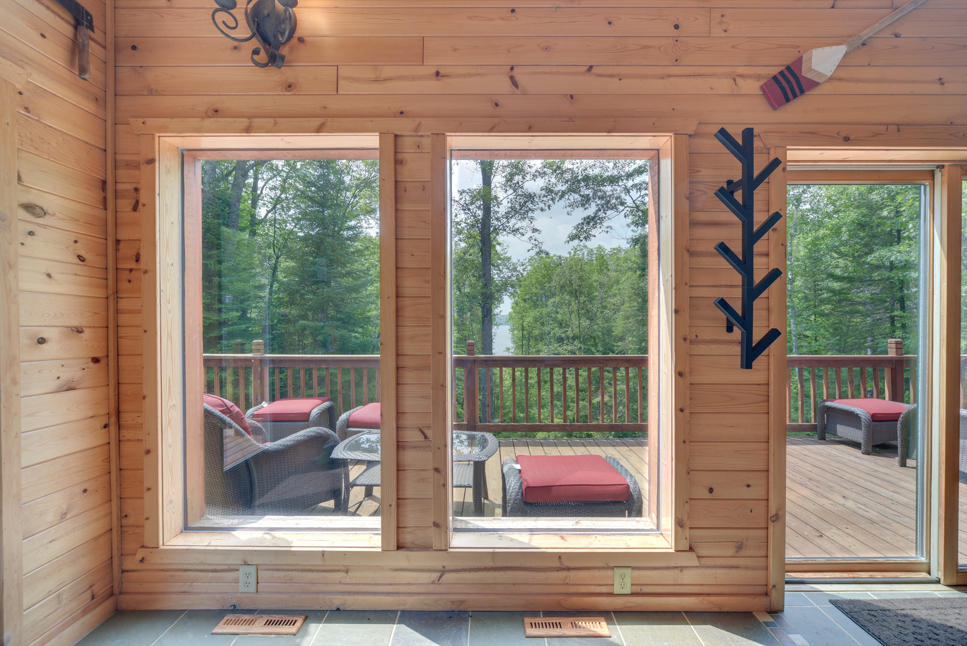 Paddle Ready: Hayward Lake View Retreat w/ BBQ