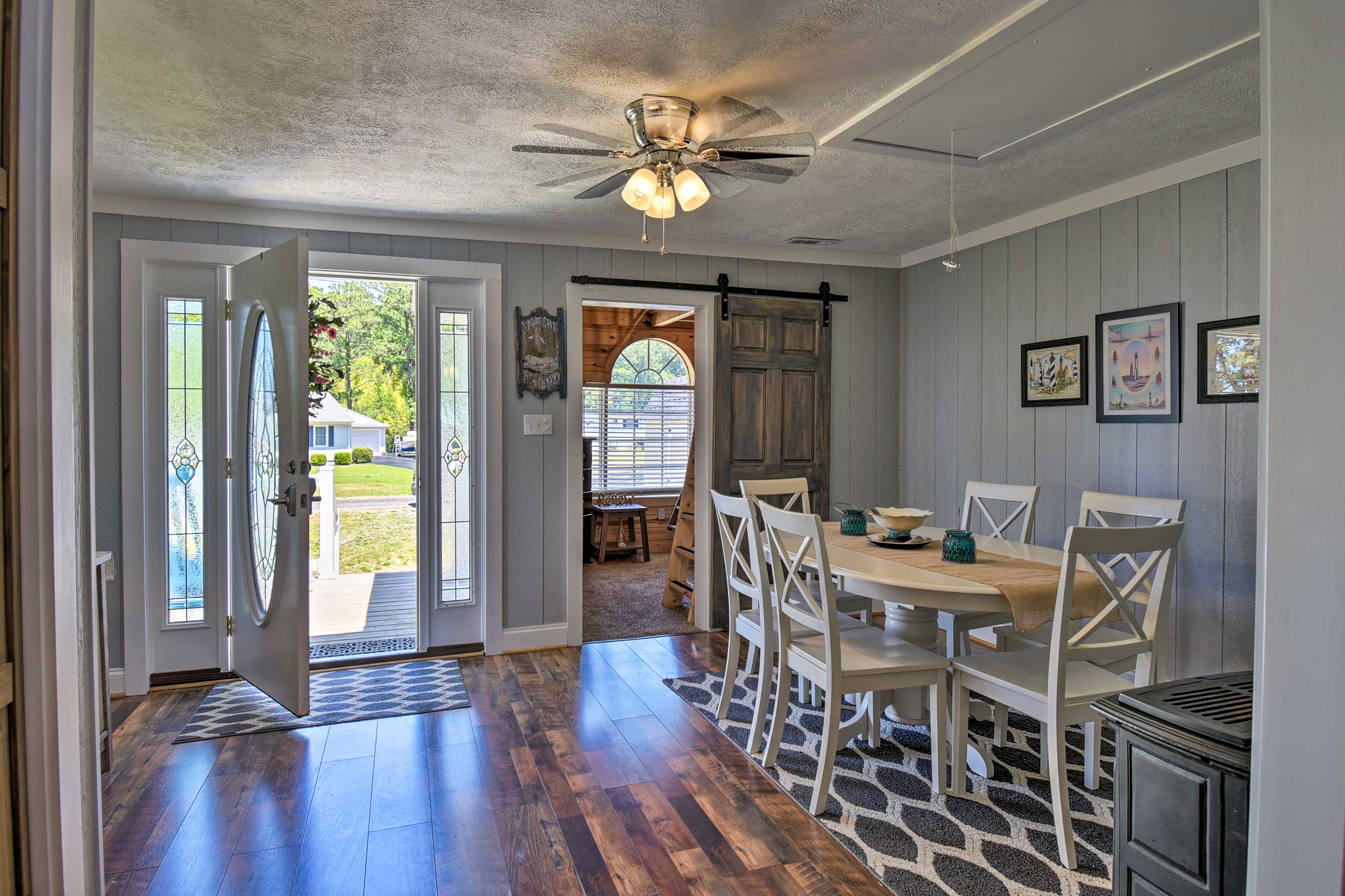 Riverfront Cottage: Fire Pit & Kayaks