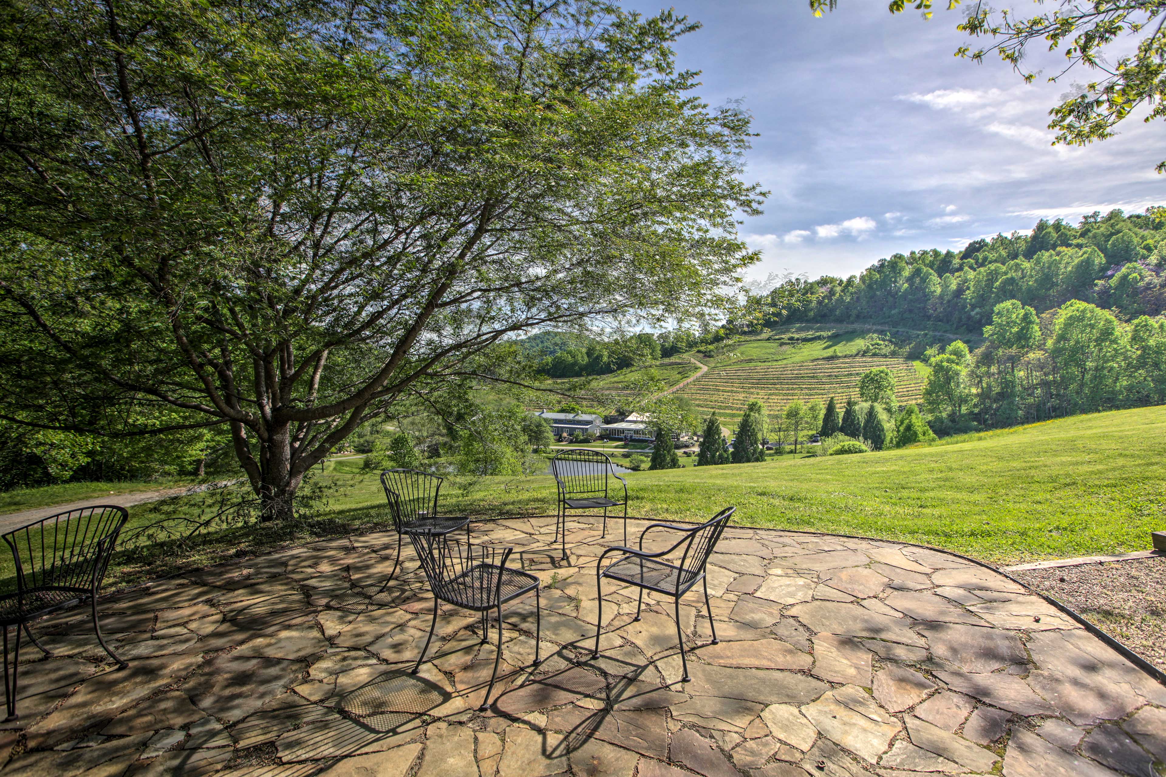 Romantic Log Cabin Escape on Delfosse Winery!