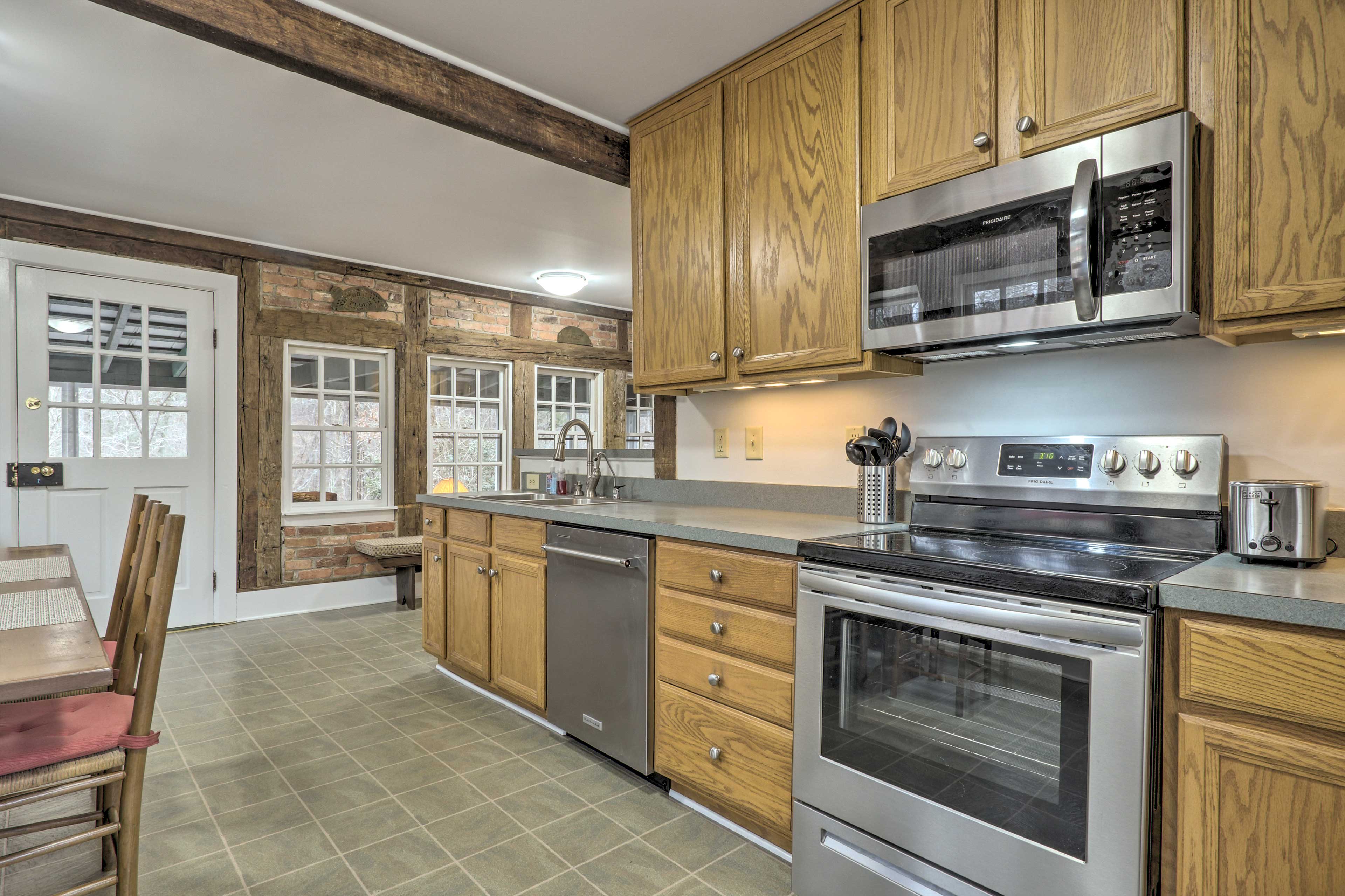 Warm + Peaceful Home w/ Fire Pit on Haw River