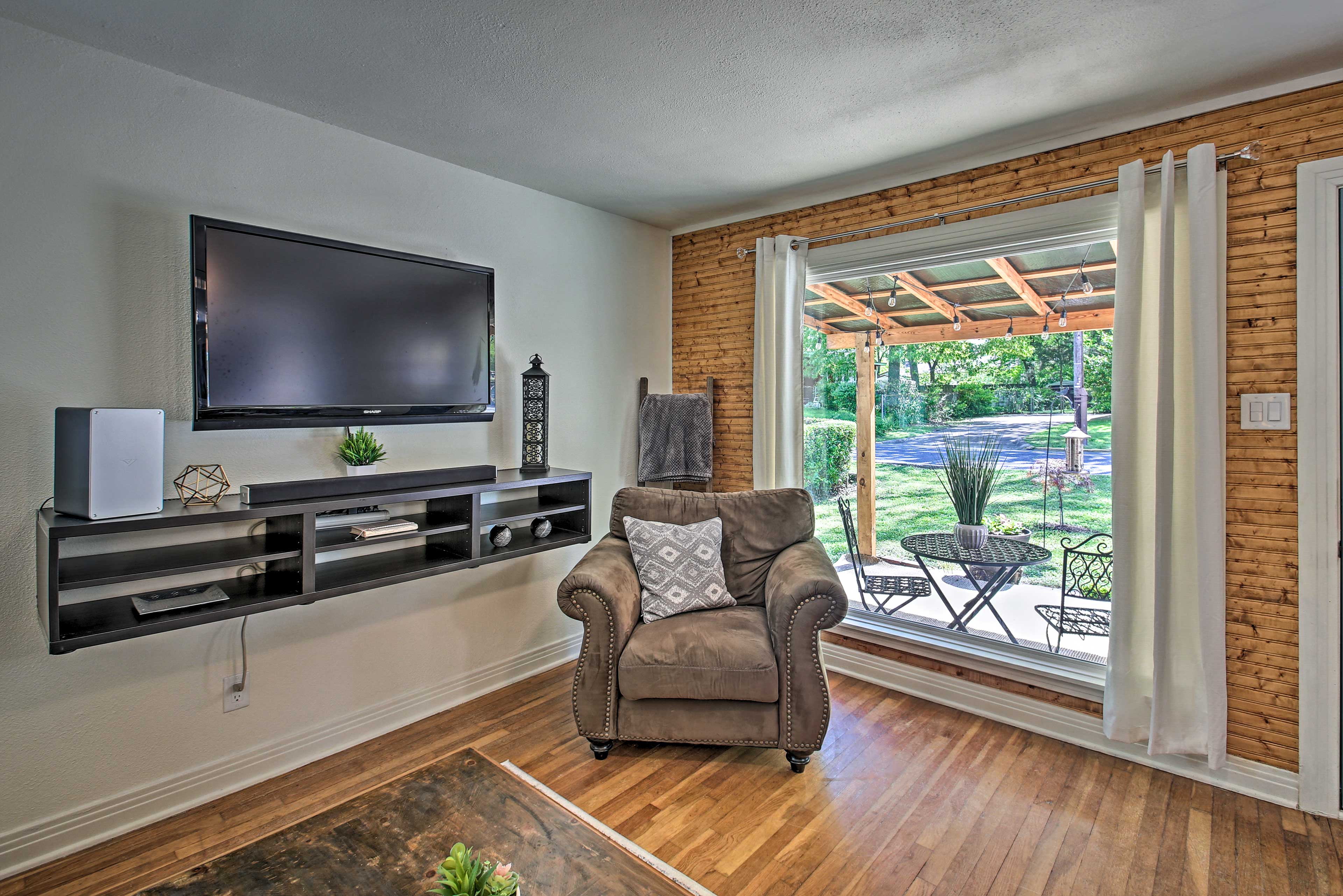 Walk to Oaklawn Racing: Hot Springs Home!