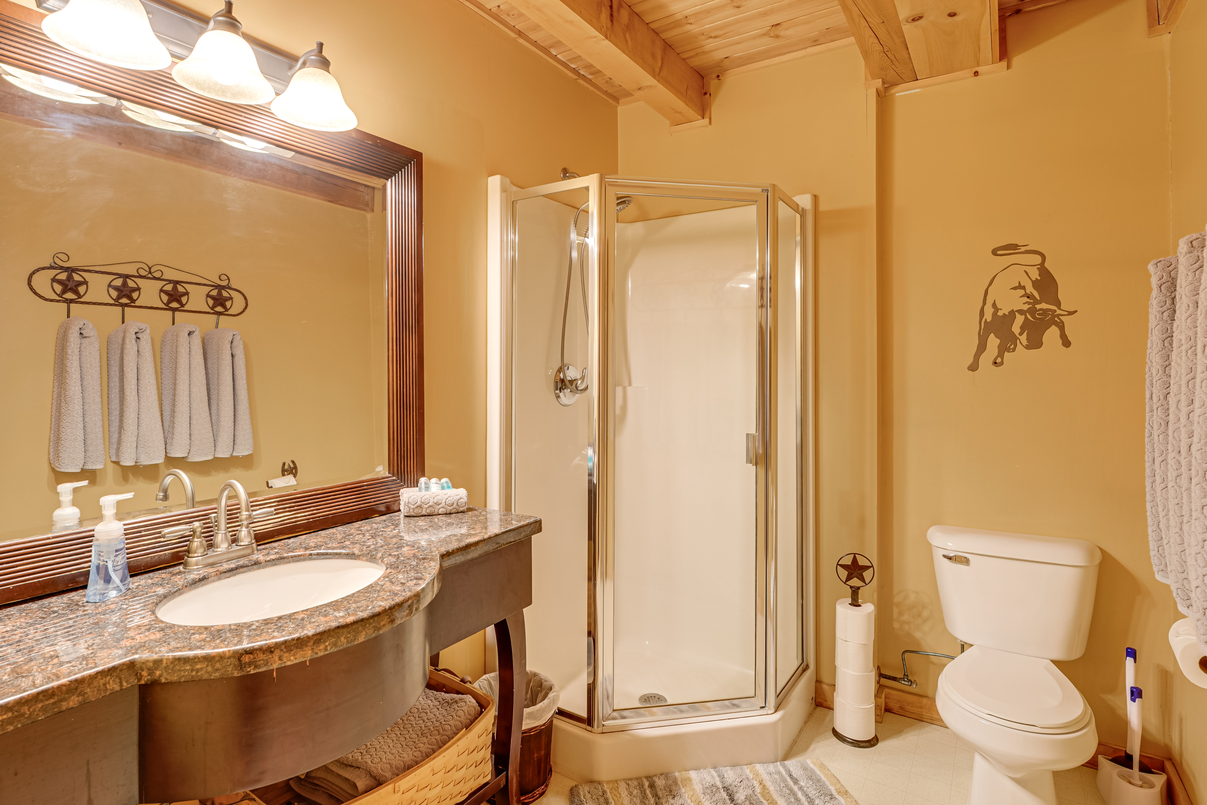 Fire Pit & Porch: Warm & Woodsy Rothbury Escape!