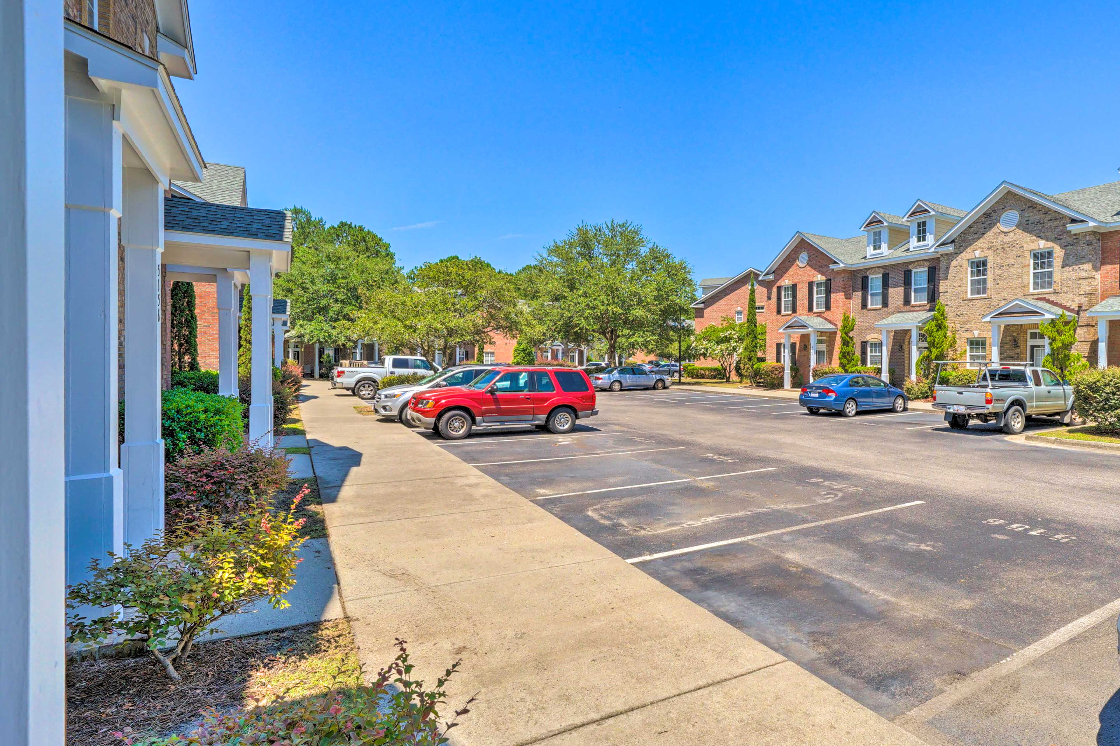 Vibrant Pet-Friendly Townhome w/ Smart TVs!