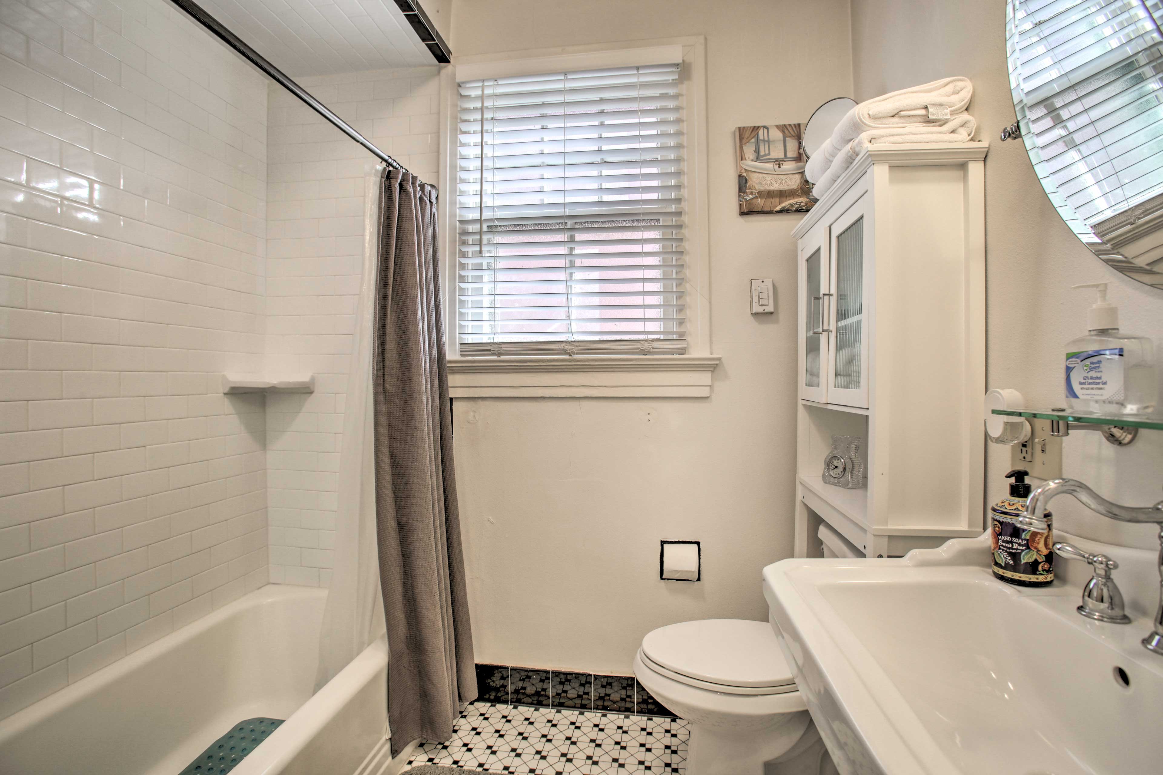 2 Mi to French Quarter: NOLA Getaway w/ Porch!