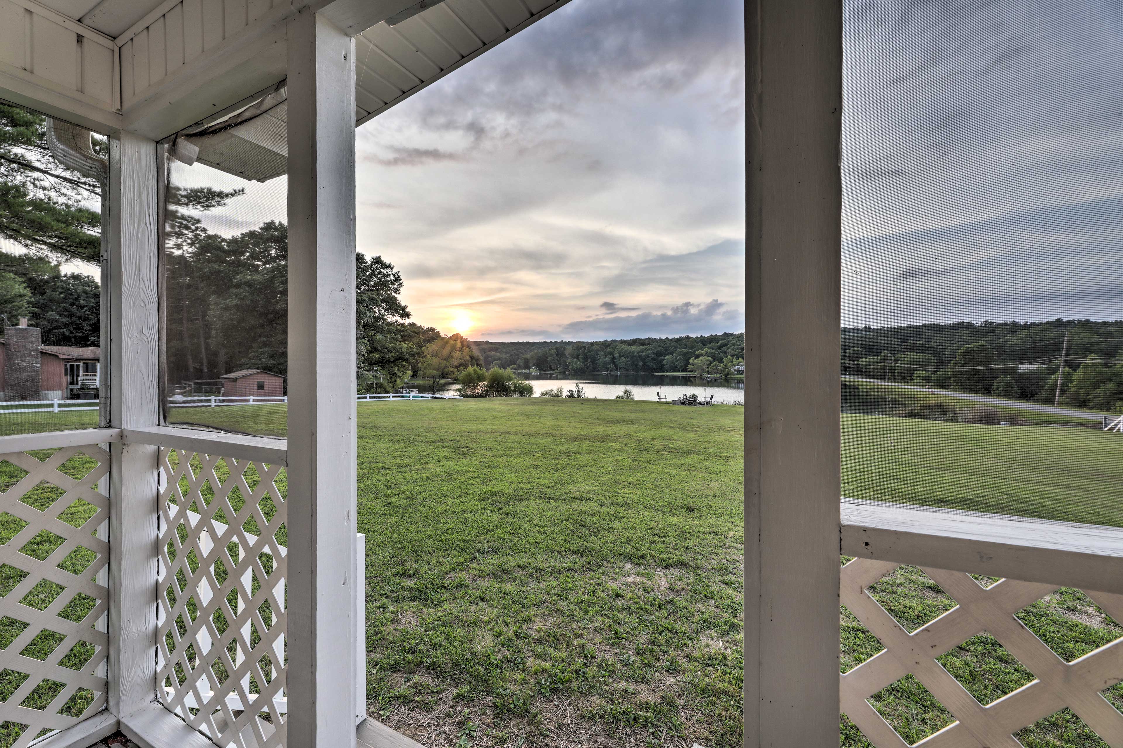 Waterfront Dunlap Cottage: Large Yard + Views