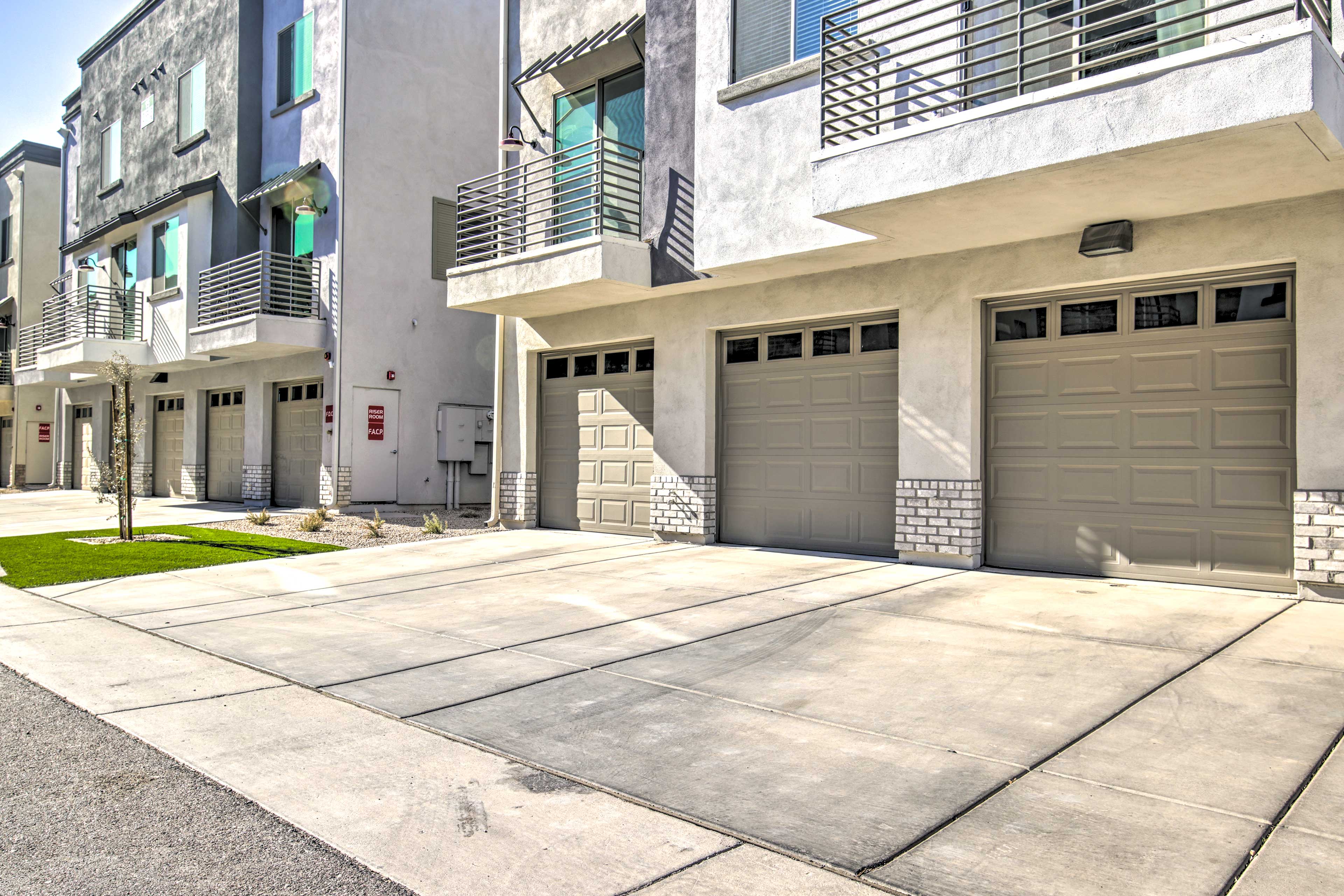 New-Build Chandler Townhome: Pool & Hot Tub Access