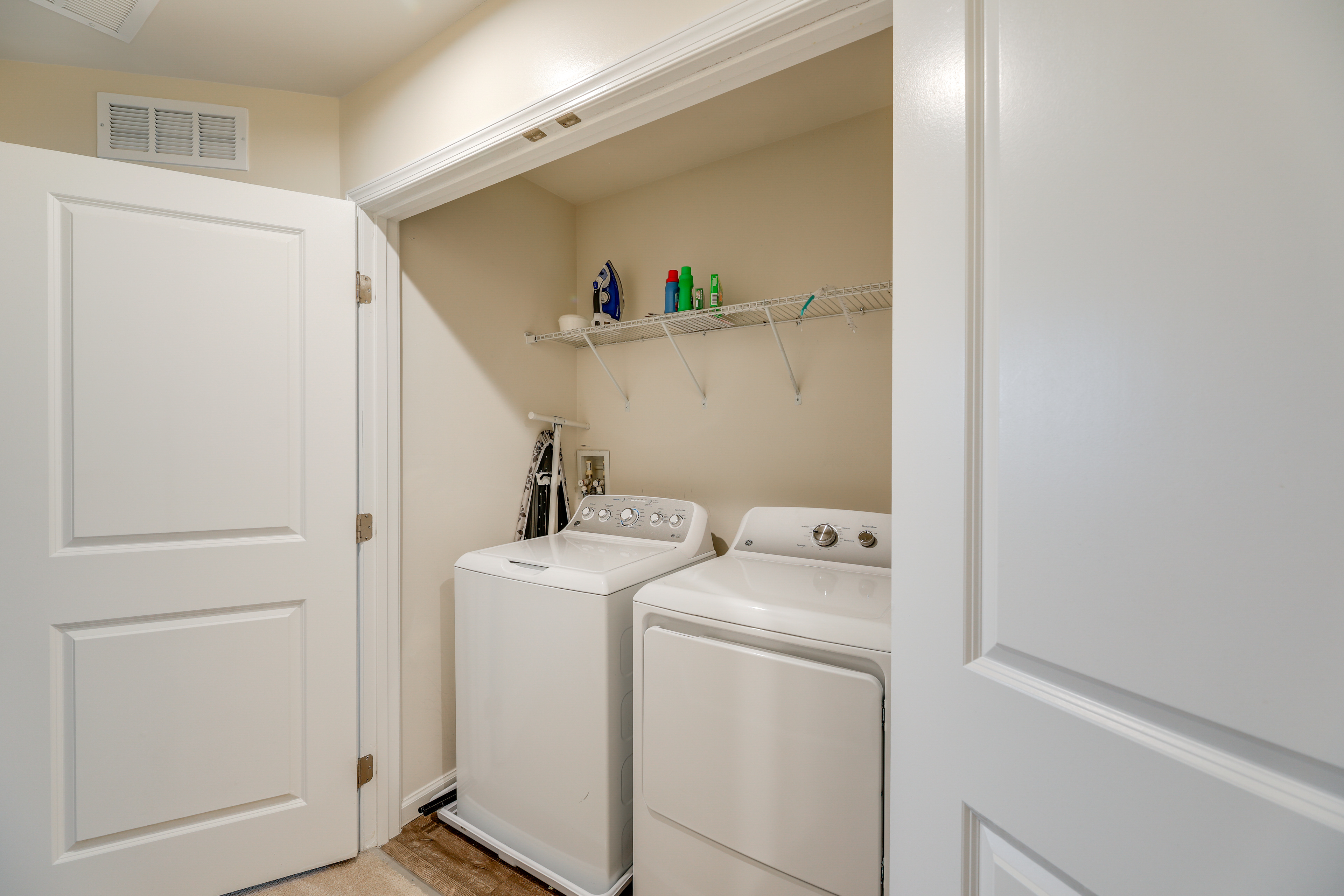 Sunlit Milford Townhome < 2 Mi to Riverwalk!